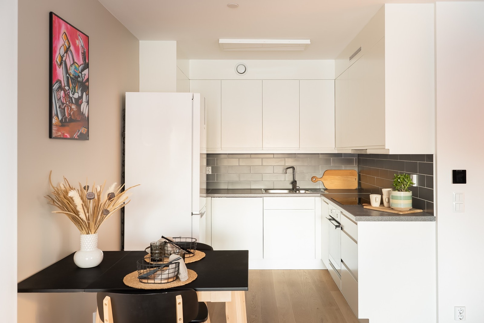 Kjøkkenet fremstår som moderne og gjennomtenkt med flotte detaljer. Galleribilde