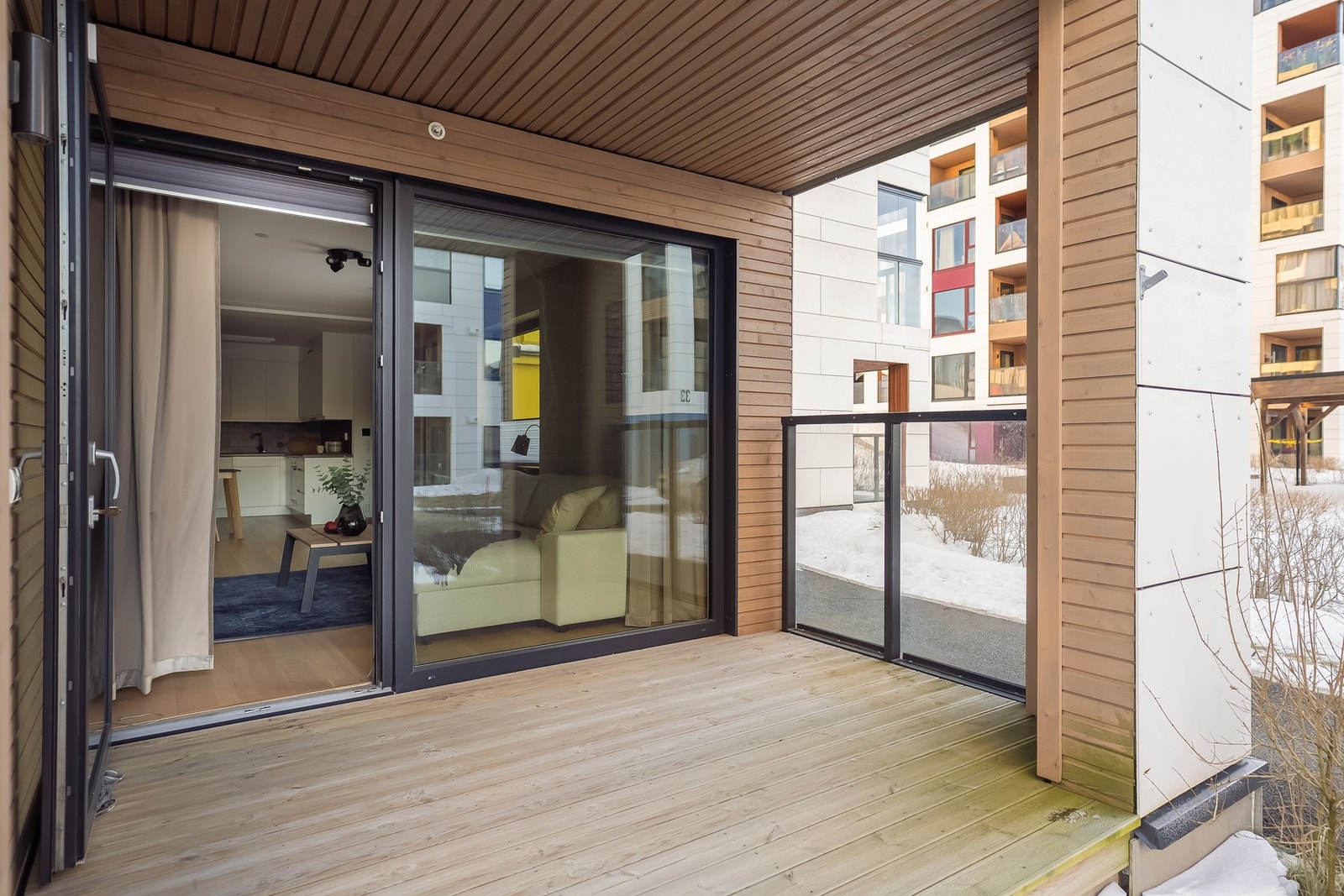 Fra stuen har man utgang til en sørvestvendt terrasse på 8 kvm hvor man har ypperlige solforhold på sommerstid. Galleribilde