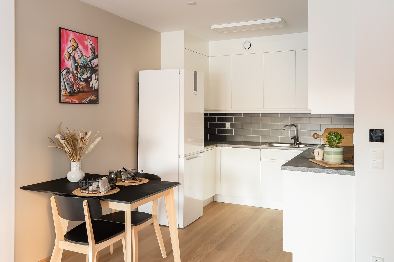 Flott kjøkken med god benkeplass, samt mye lagringsplass i over- og underskap. Galleribilde