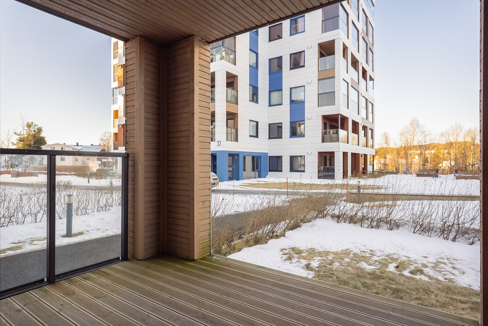 Terrassen strekker seg ut mot grøntareal, perfekt for firebeinte familiemedlemmer. Galleribilde