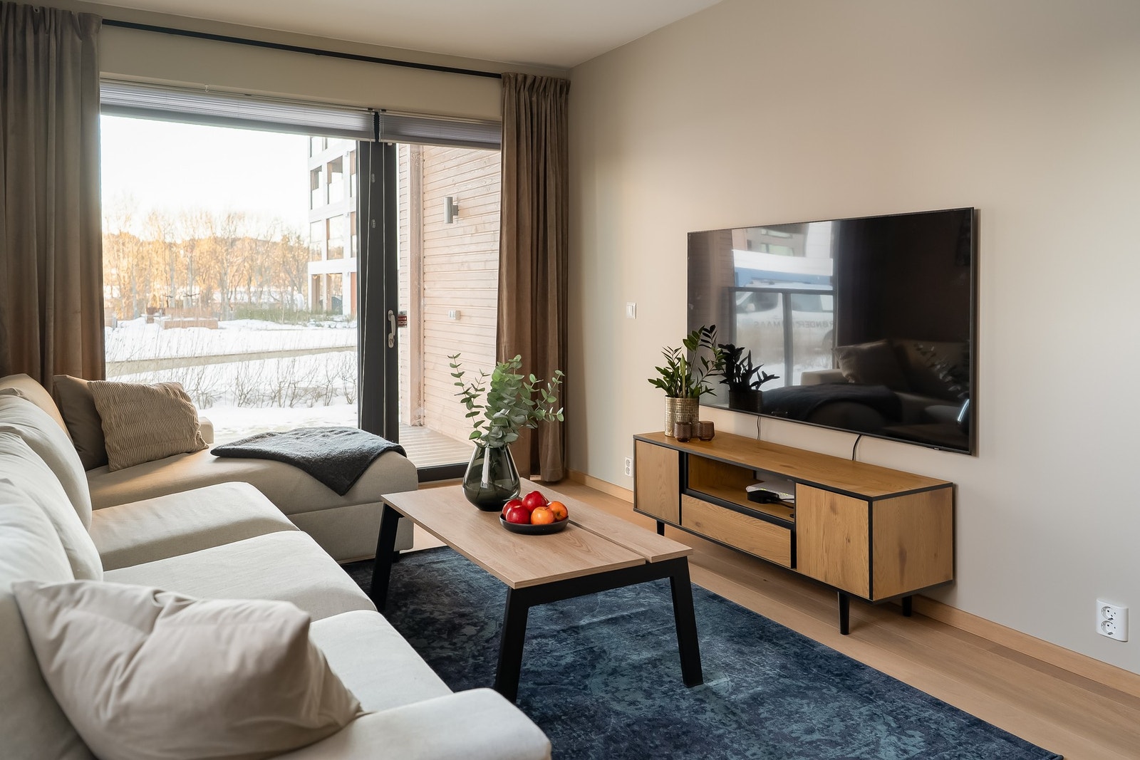 Leiligheten har store vindusflater som slipper inn rikelig med naturlig dagslys. Galleribilde