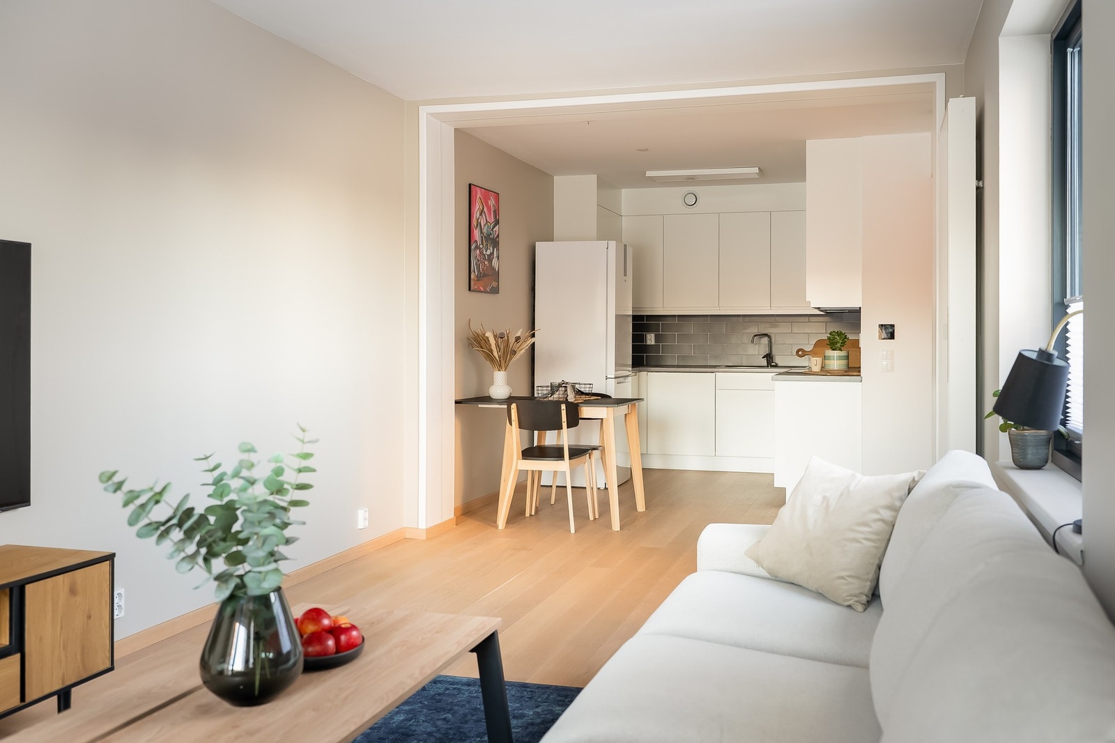 Stue- og kjøkkenarealet ligger i en åpen løsning med et samlet areal på 27 kvm. Galleribilde