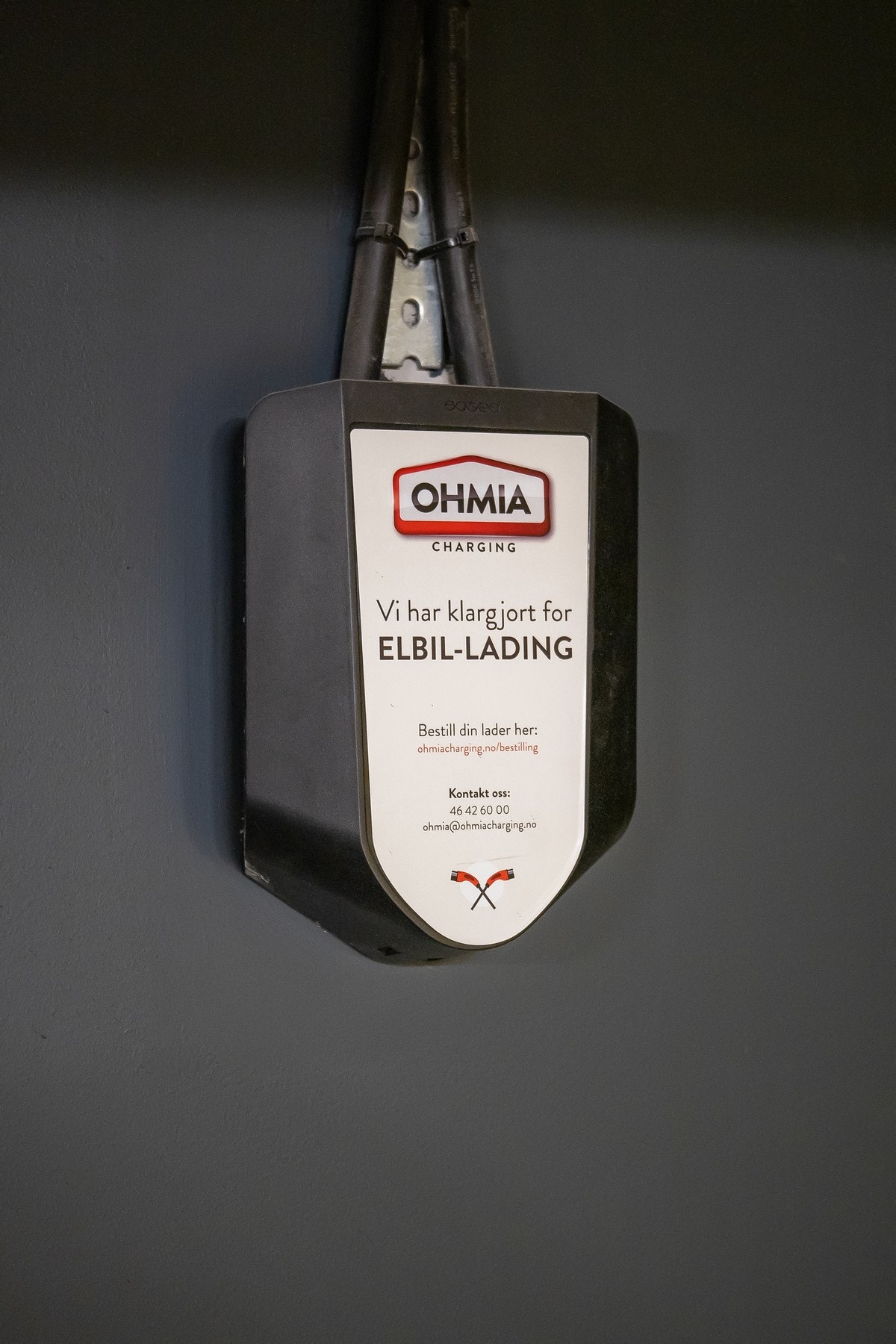 Parkeringsplassen tilbyr lademulighet for el-bil. Galleribilde