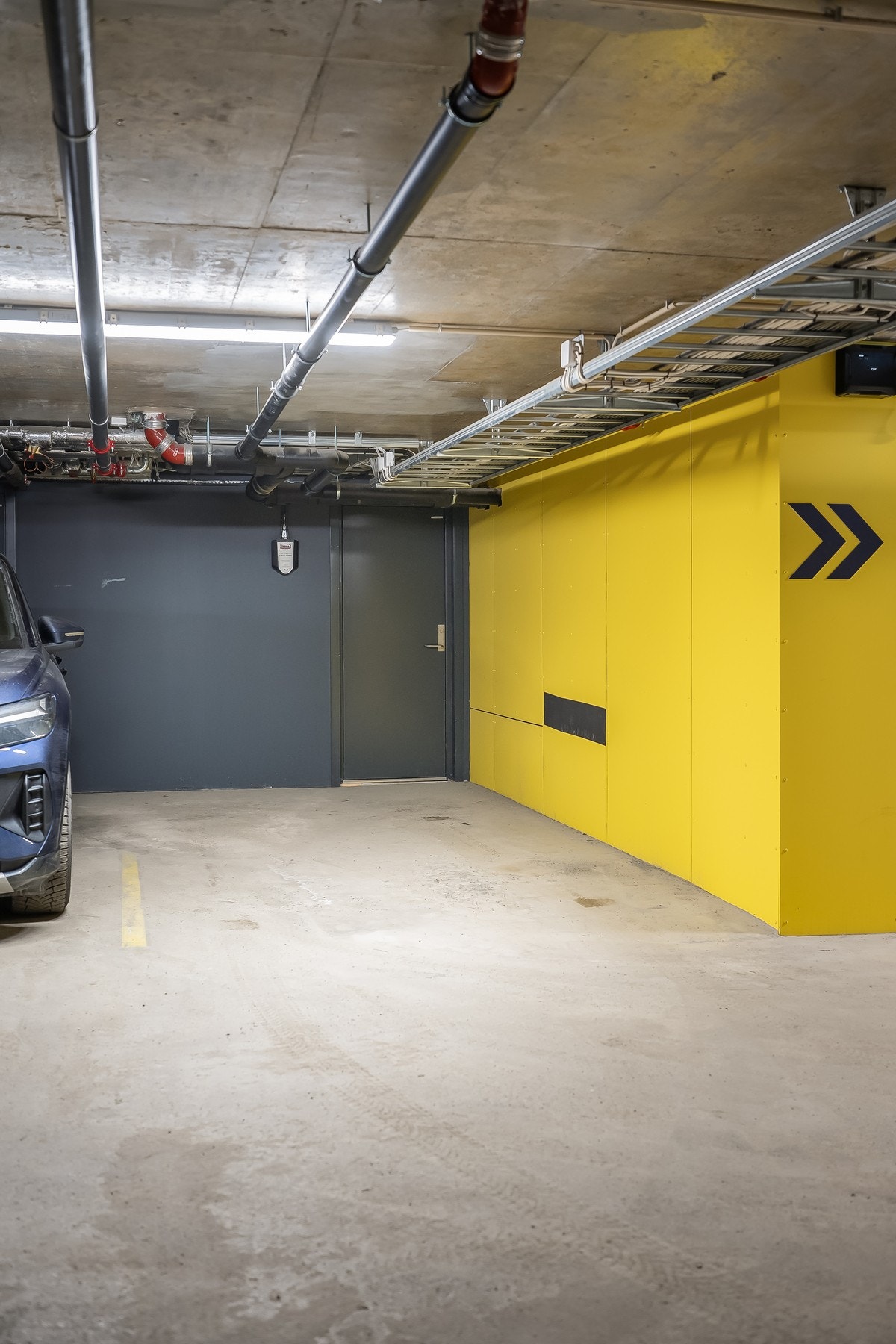 Det medfølger egen parkeringsplass i felles garasjekjeller. Det er også rikelig med sykkelparkering rundt om i sameiet. Galleribilde