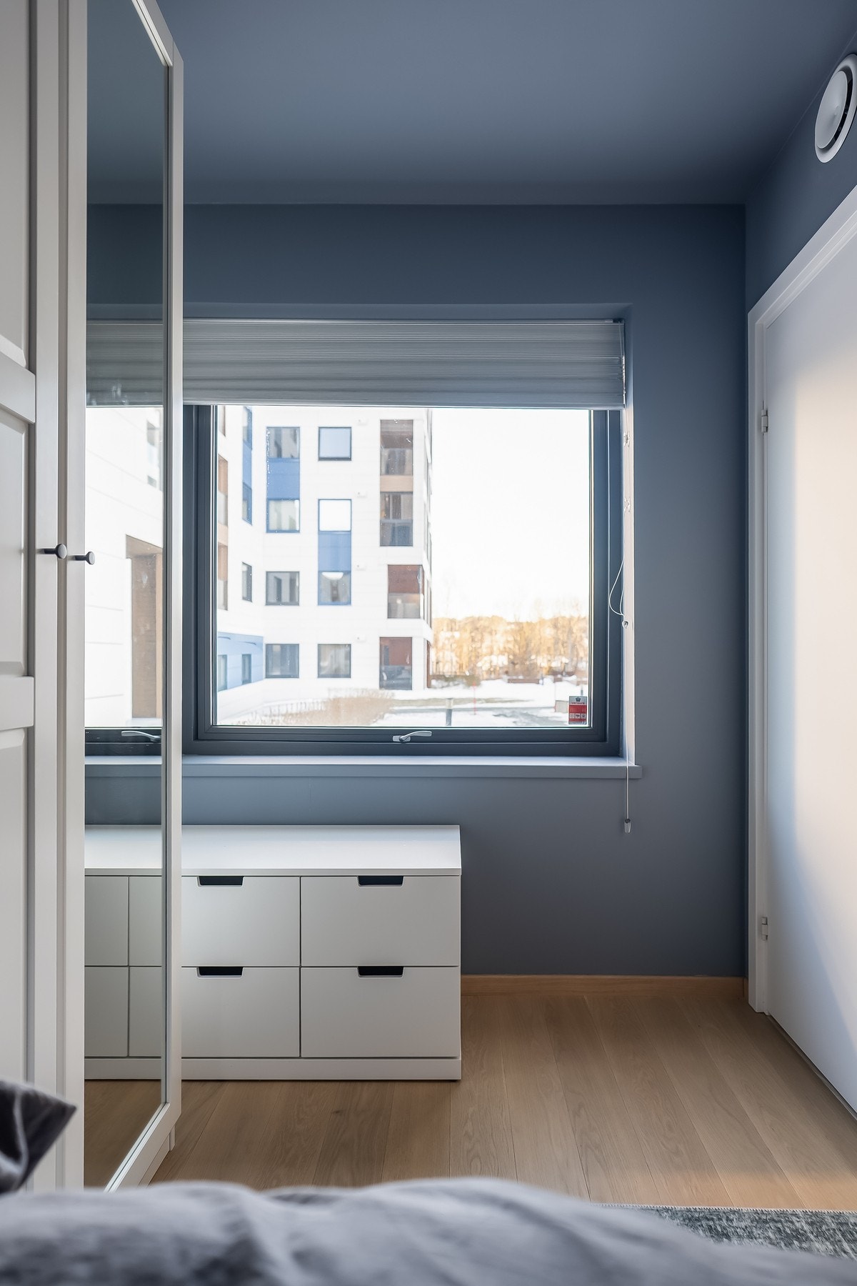 Soverommet har ett stort vindu som slipper inn rikelig med naturlig dagslys. Galleribilde