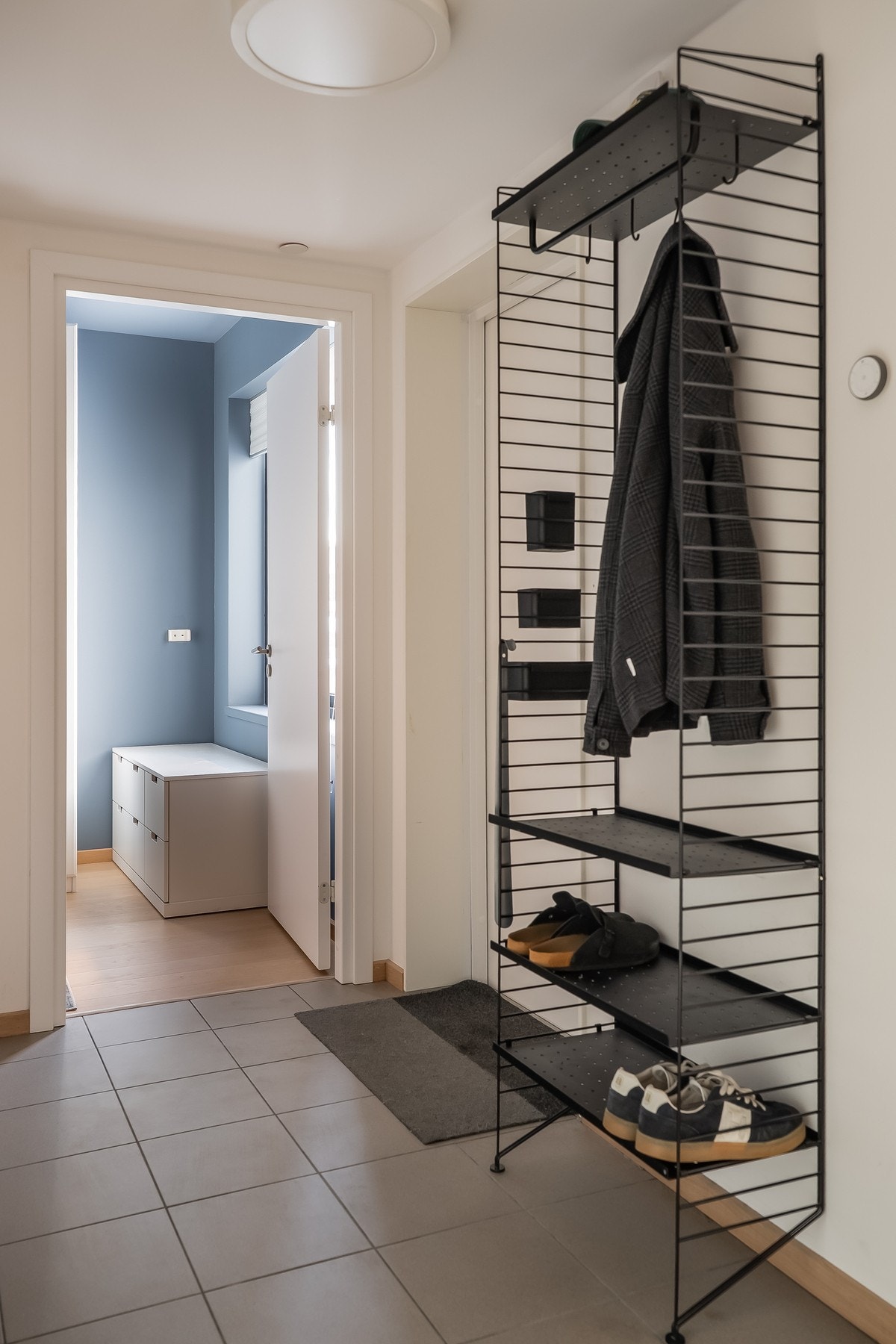 Lyst og tiltalende inngangsparti med praktisk oppheng for yttertøy. Galleribilde