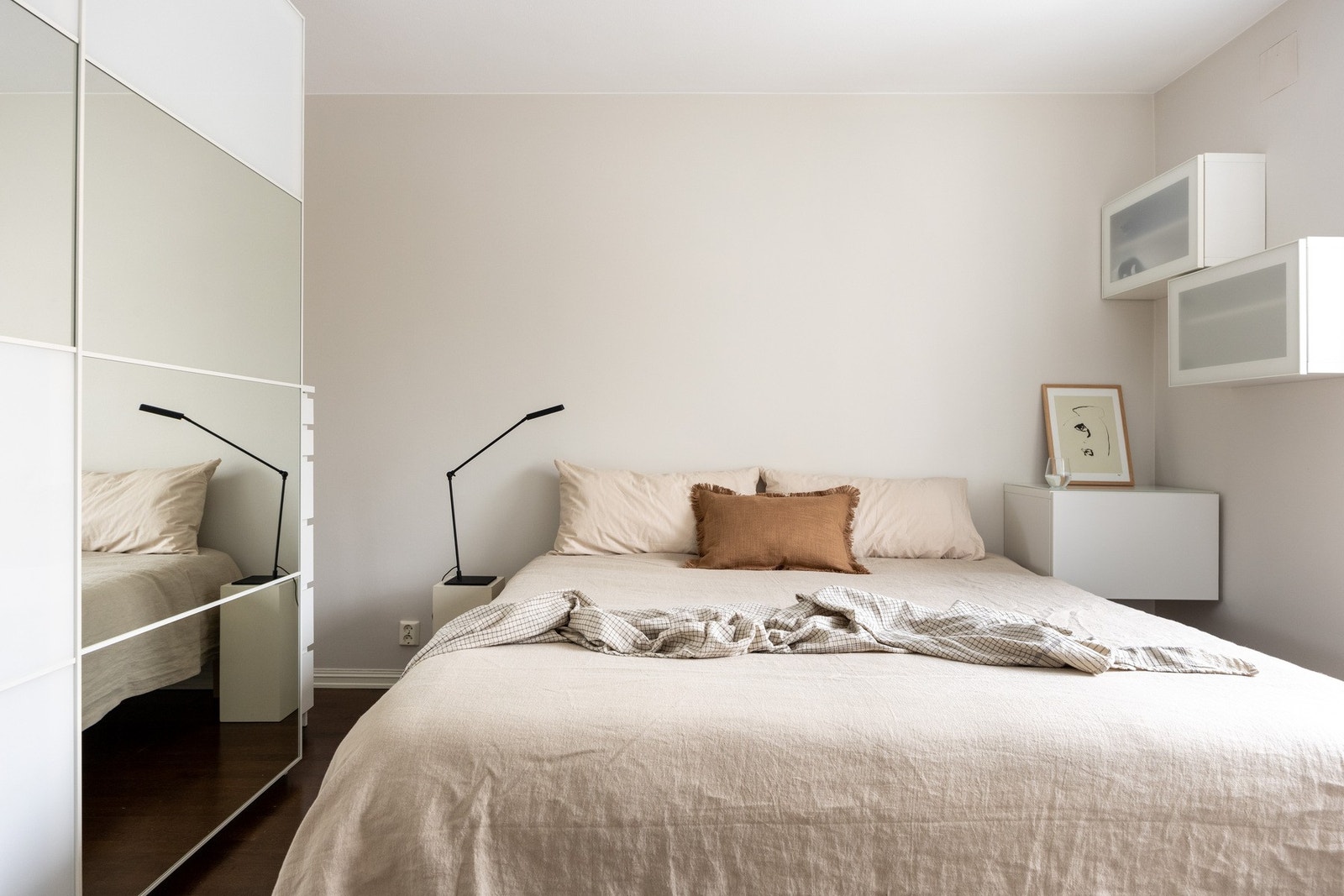 Her har man plass til en stor dobbelseng med tilhørende nattbord på hver side. Galleribilde