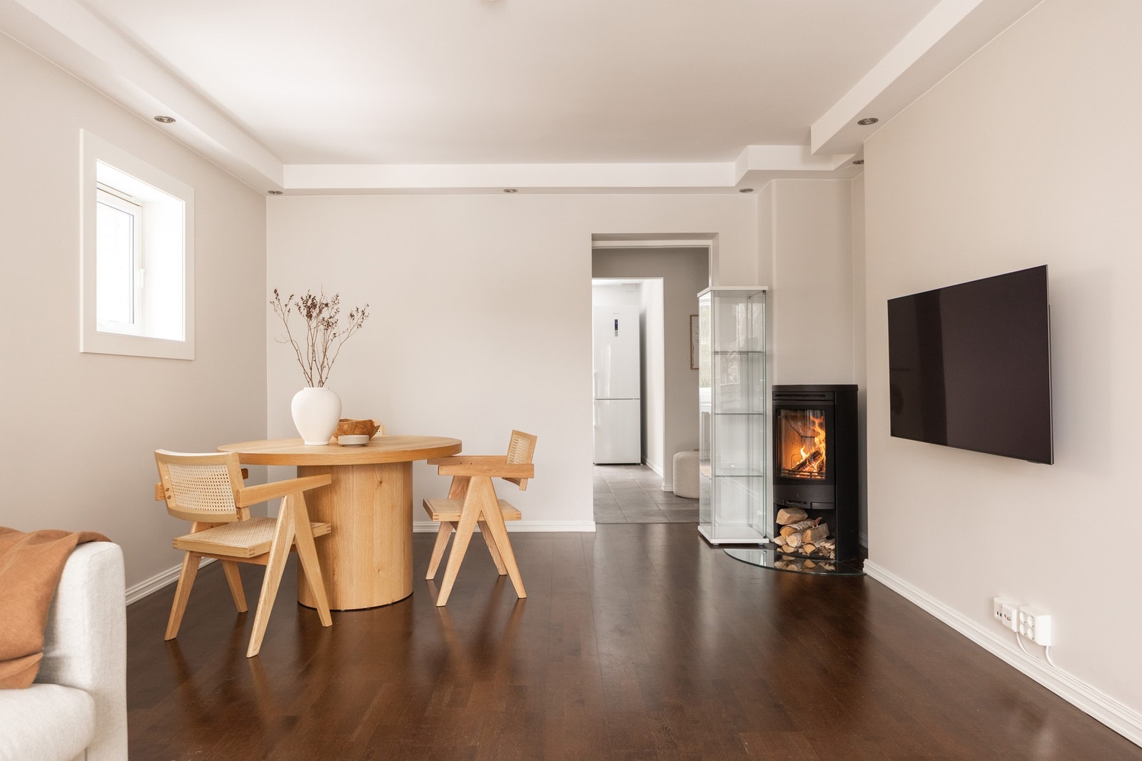 Flott peis i hjørnet som skaper en behagelig varme. Galleribilde