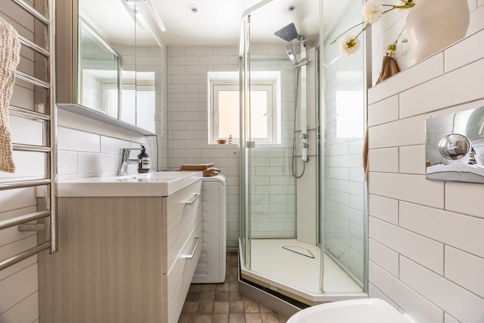 Pent baderom med opplegg for vaskemaskin. Galleribilde