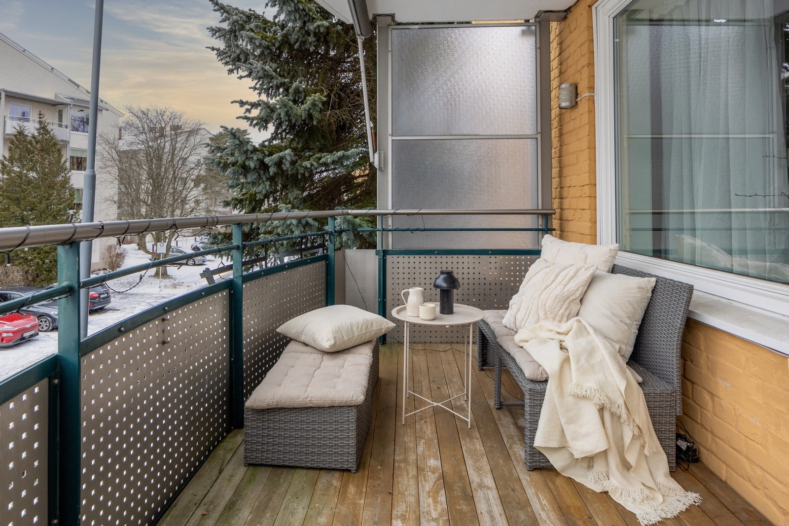 Leiligheten byr på flere gode kvaliteter med praktisk planløsning, to gode soverom og solrik vestvendt balkong. Galleribilde