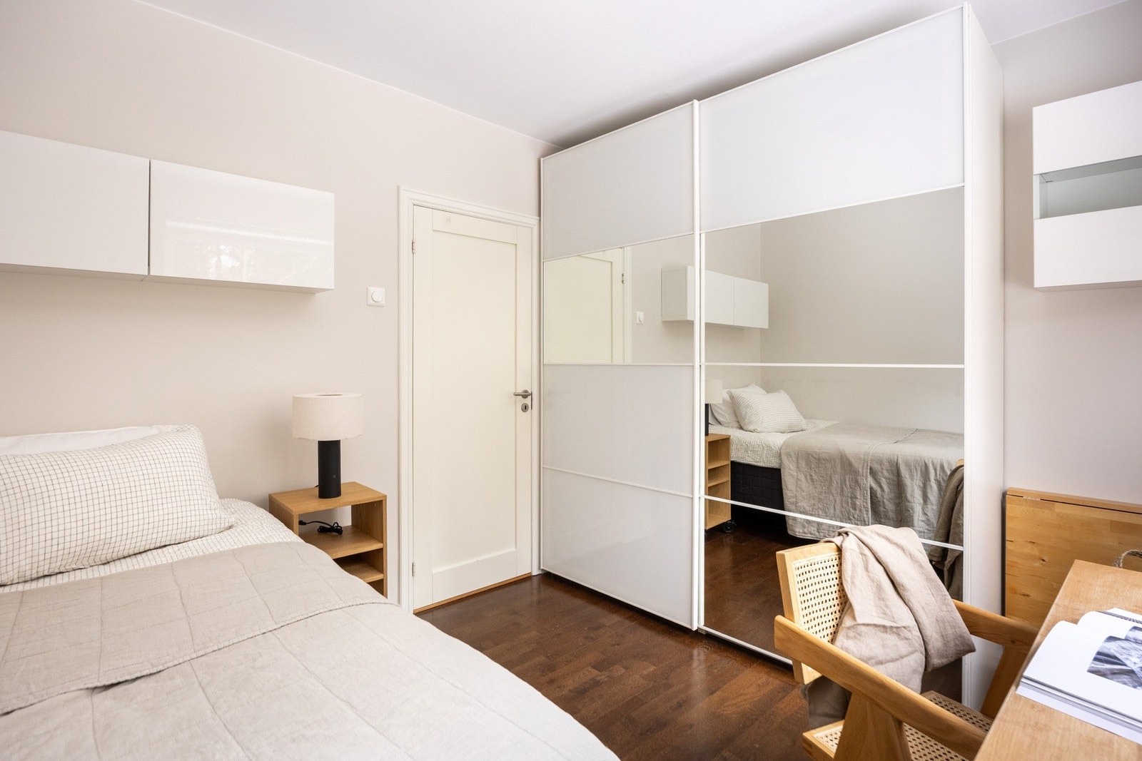 Stor garderobeløsning, hvor man har gode oppbevaringsmuligheter. Galleribilde