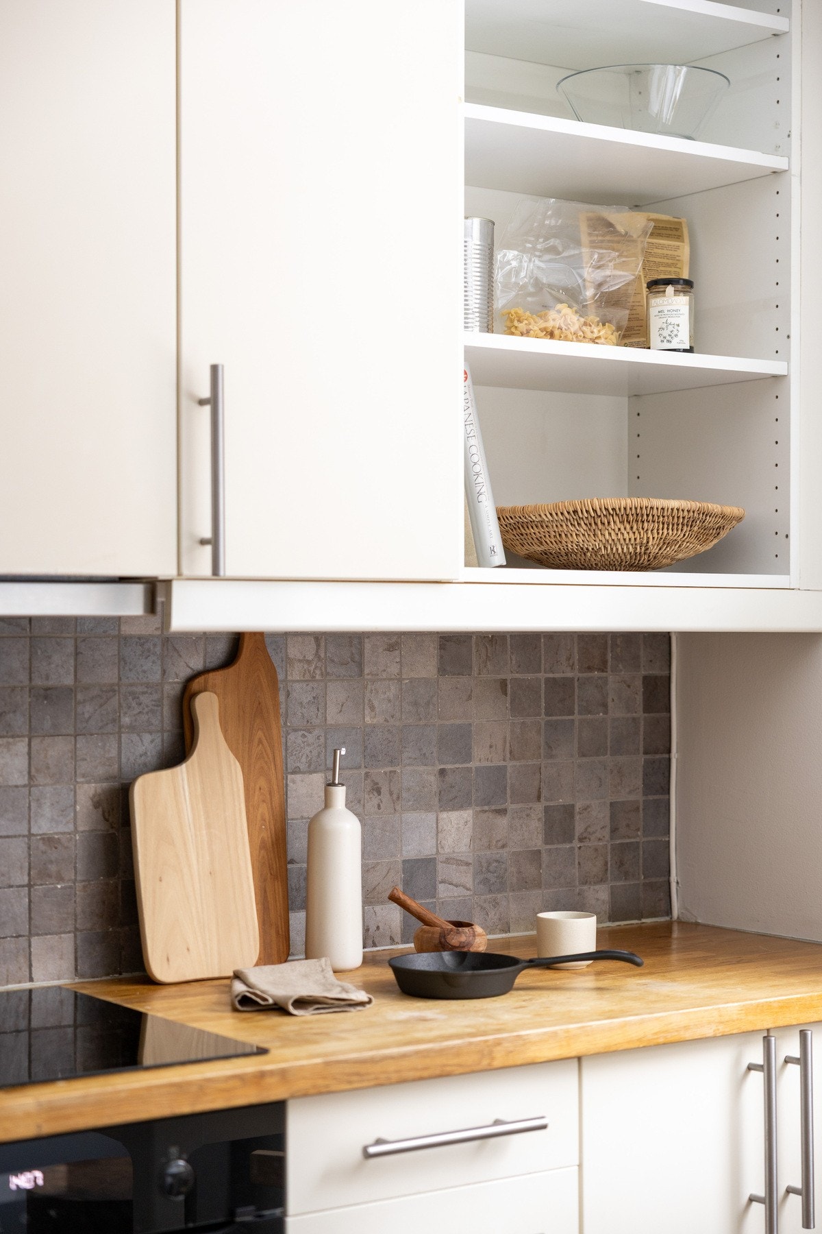 Flott Ikea kjøkken med glatte fronter og heltre benkeplate (oljet i 2024). Galleribilde