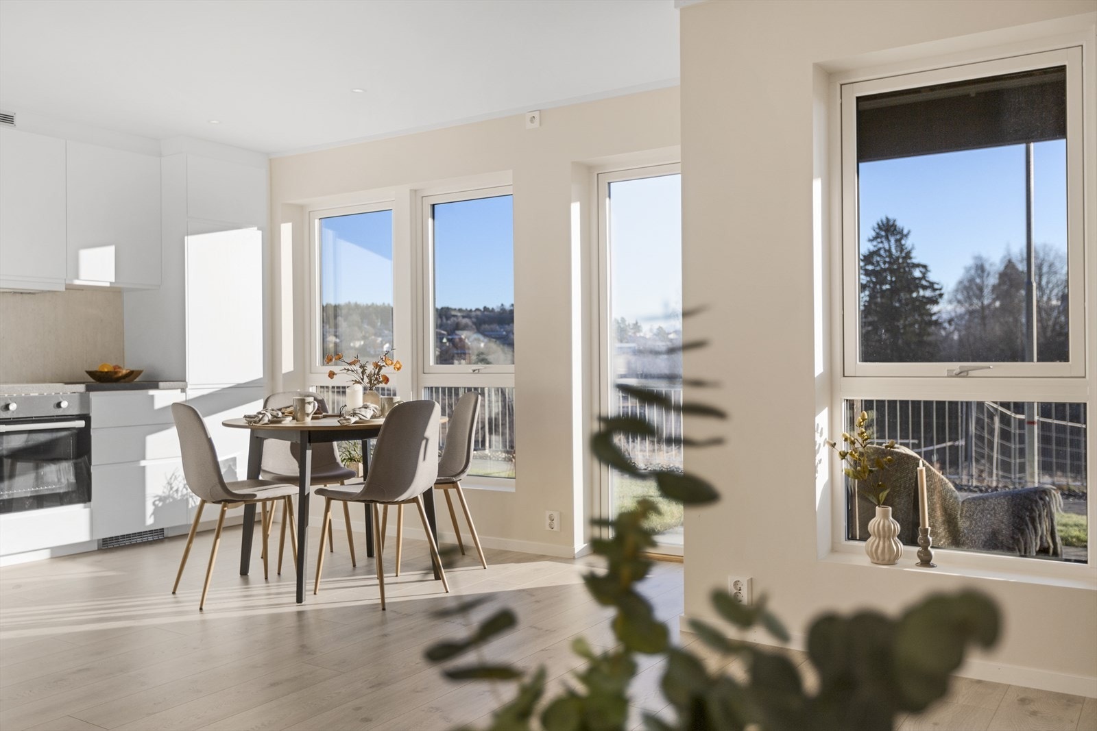 Leilighetene er lyse og trivelige og gjør et gjennomgående tidsriktig og stilrent inntrykk med gjennomgående god standard Galleribilde