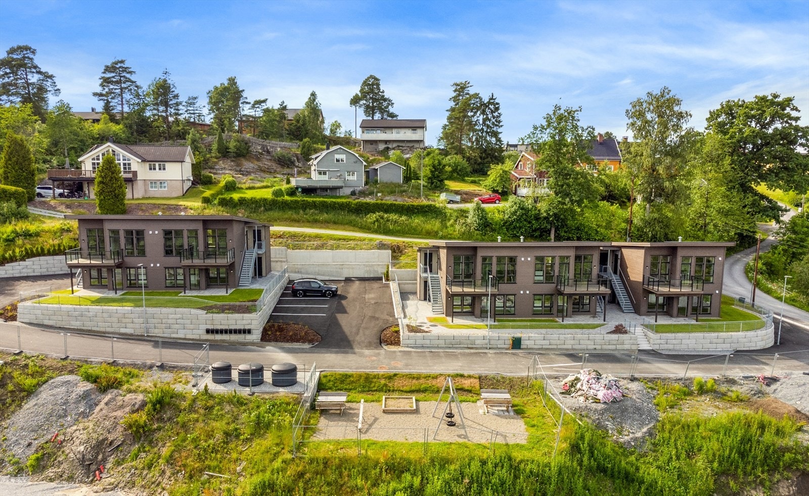 I Gabriels vei bor du høyt og fritt med kort vei ut til tur, trenings og rekreasjonsområder og rett over veien for leilighetene finner du en liten opparbeidet nærlekeplass Galleribilde