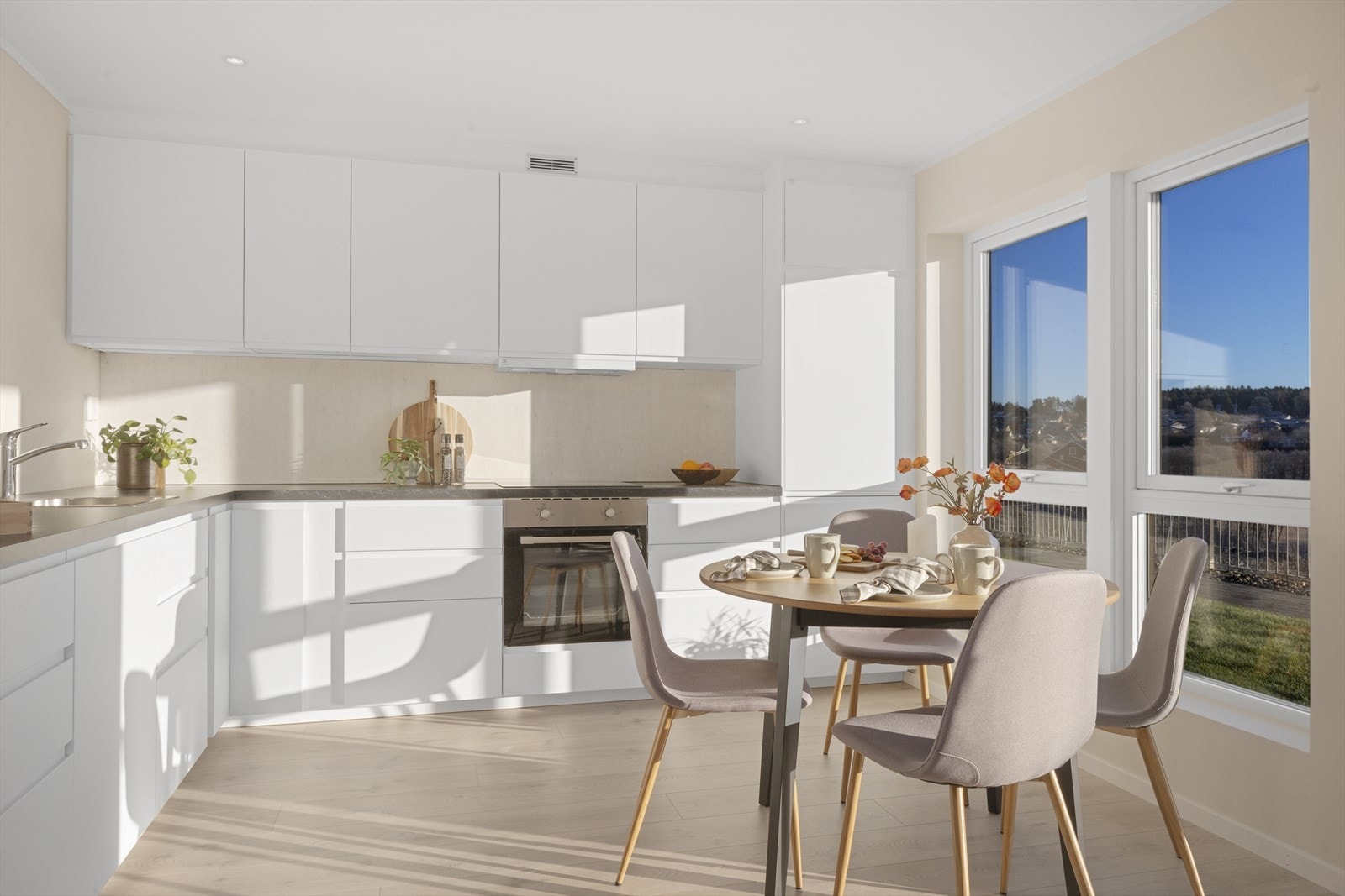 Kjøkkeninnredning med laminat benkeplate og med demping på skuffer og skap. Integrerte hvitevarer med induksjonsplatetopp, komfyr, kombinert kjøle/fryseskap og oppvaskmaskin. Elektronisk vannstoppekran og komfyrvakt. Vifte med utluft (ikke kullfilter) Galleribilde