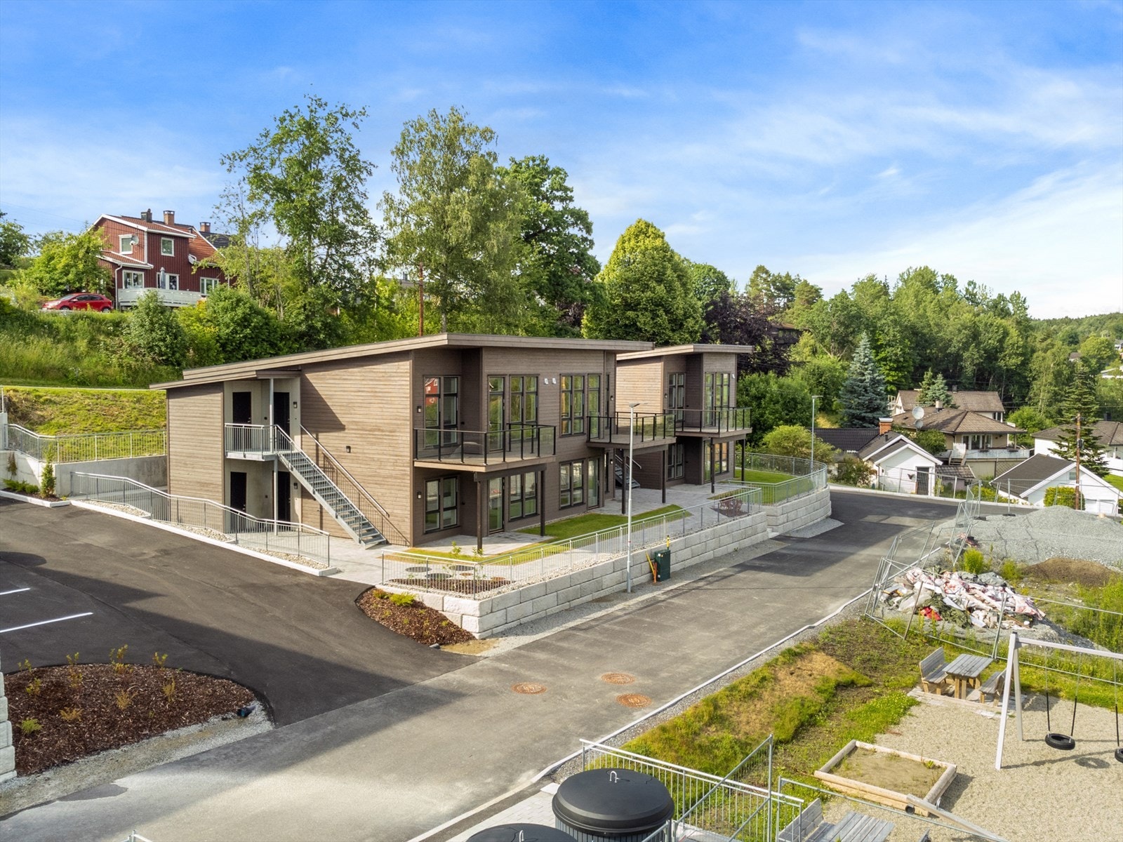 Tomten er rolig beliggende i enden av blindvei og grenser mot regulert turveg og grøntområde mot vest Galleribilde