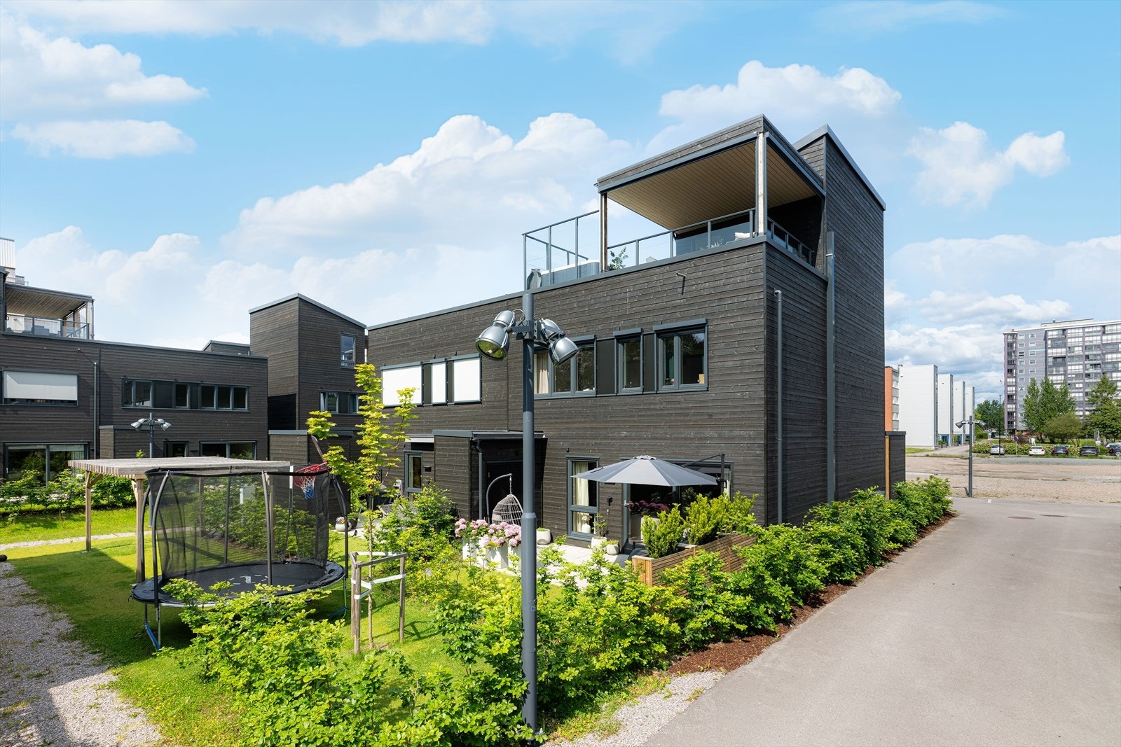 Boligen ligger fint til med kort veil til sentrum og fine turområder Galleribilde