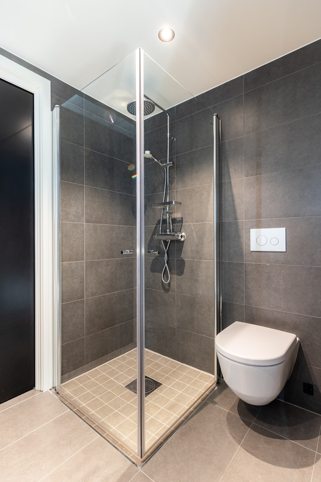 I en egen sone tilliggende badet er det etablert vaskerom med opplegg for og plass til vaskemaskin. Down-light belysning i tak. Galleribilde