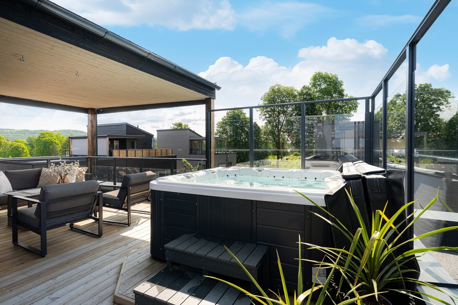 Denne boligen byr på deilige, solrike uteområder i alle etasjer, hvor et av boligens mest imponerende trekk er takterrassen med boblebad. Det er Screens montert, som skjermer for naboer. Galleribilde