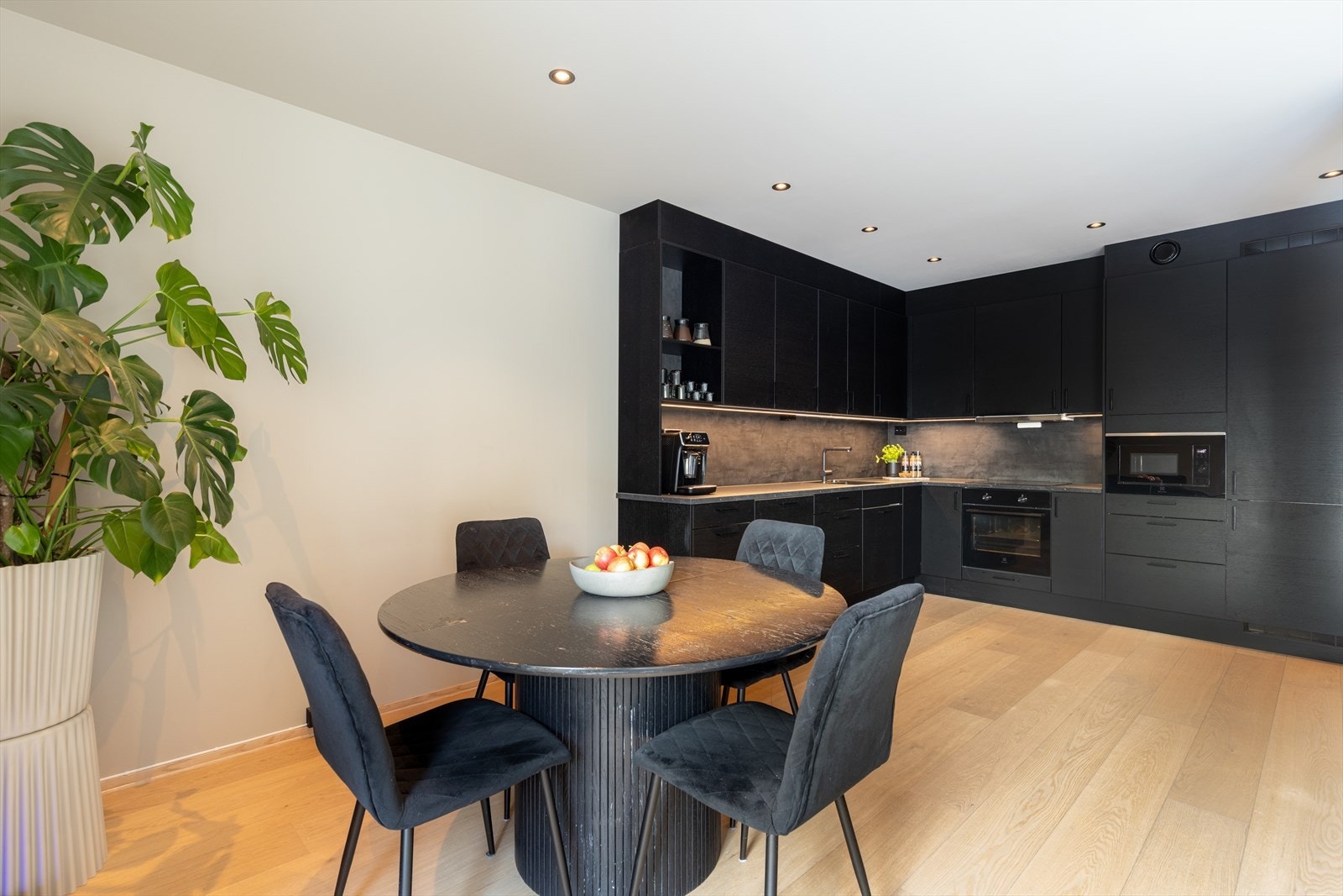 Kjøkkeninnredningen fra Sigdal i mørk utførelse har godt med oppbevaringsplass, med takhøye overskap, seksjon med høyskap og åpne hyller. Galleribilde