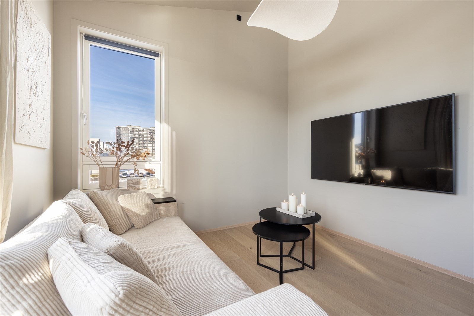 I toppetasjen er det en koselig tv-stue, med samme overflater som i boligen for øvrig. Galleribilde