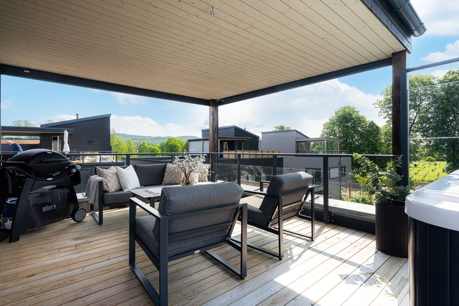 Overbygget på takterrassen dekker halve arealet og er utstyrt med elektriske heldekkende screens som sikrer komfort uansett værforhold. Galleribilde