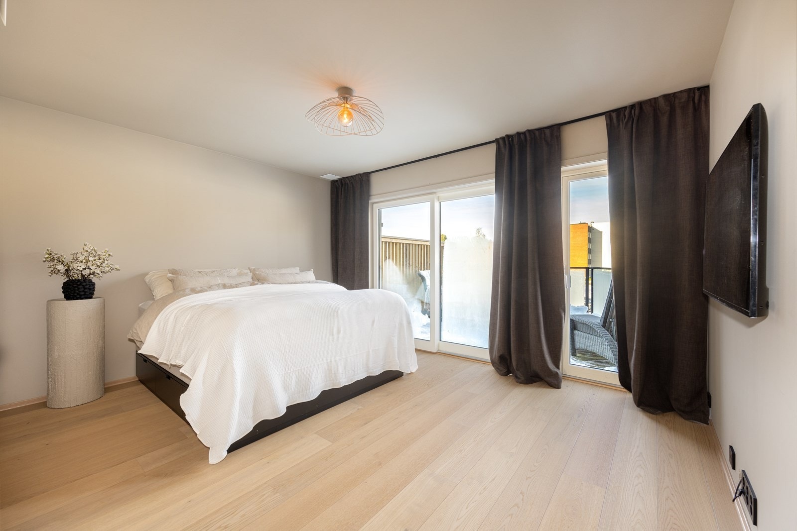 Boligens tilsammen 4 soverom ligger alle på midterste plan, med to på hver side av boligen. Det største soverommet med utgang til terrasse kan fint benyttes som en ekstra stue om ønskelig. NB: Det er åpent per nå, og man kan sette opp lettvegg. Galleribilde