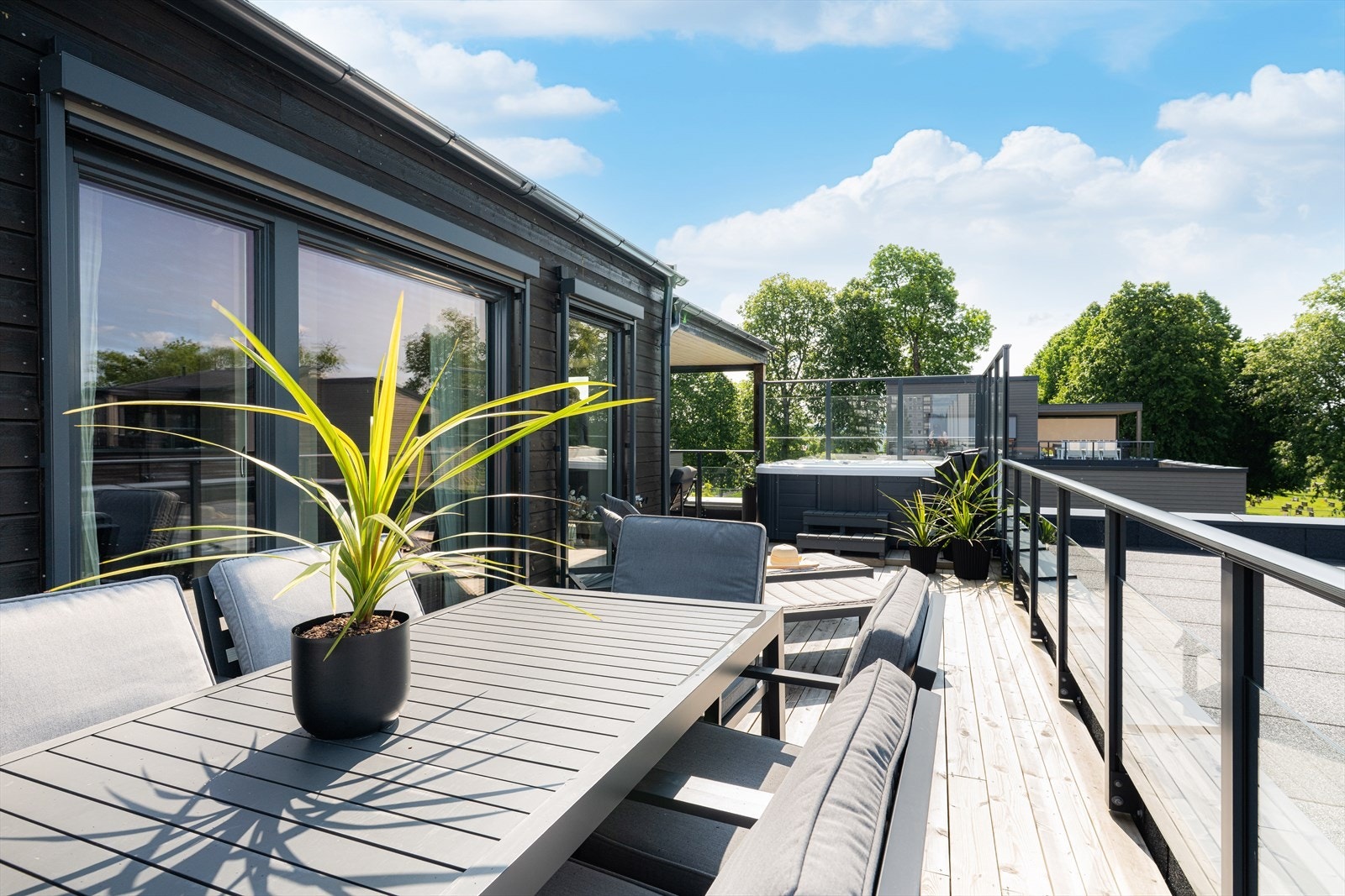 Boligen er utstyrt med solskjerming på de fleste vinduer; Denne oppgraderingen, som alene representerer en investering/tilvalg på 130 tusen kroner, gir en behagelig atmosfære/ optimalt inneklima i hjemmet året rundt. Galleribilde