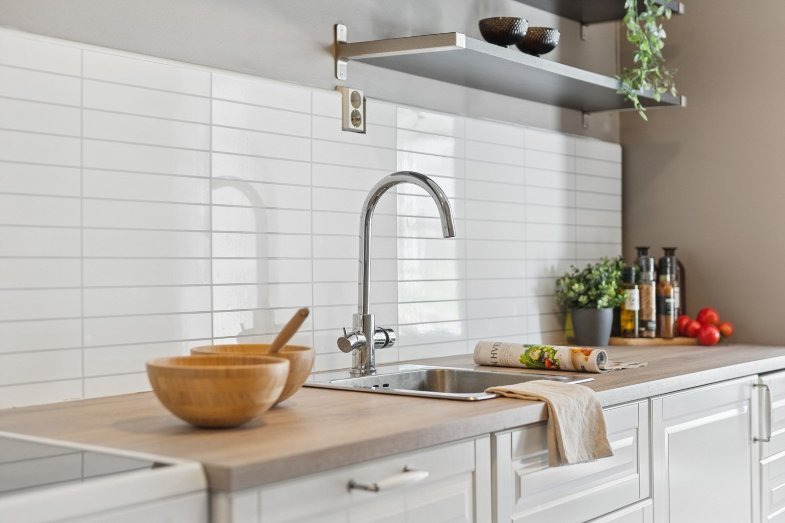 Vegg bak benkeplate har laminatplate, praktisk ved matlaging. Galleribilde