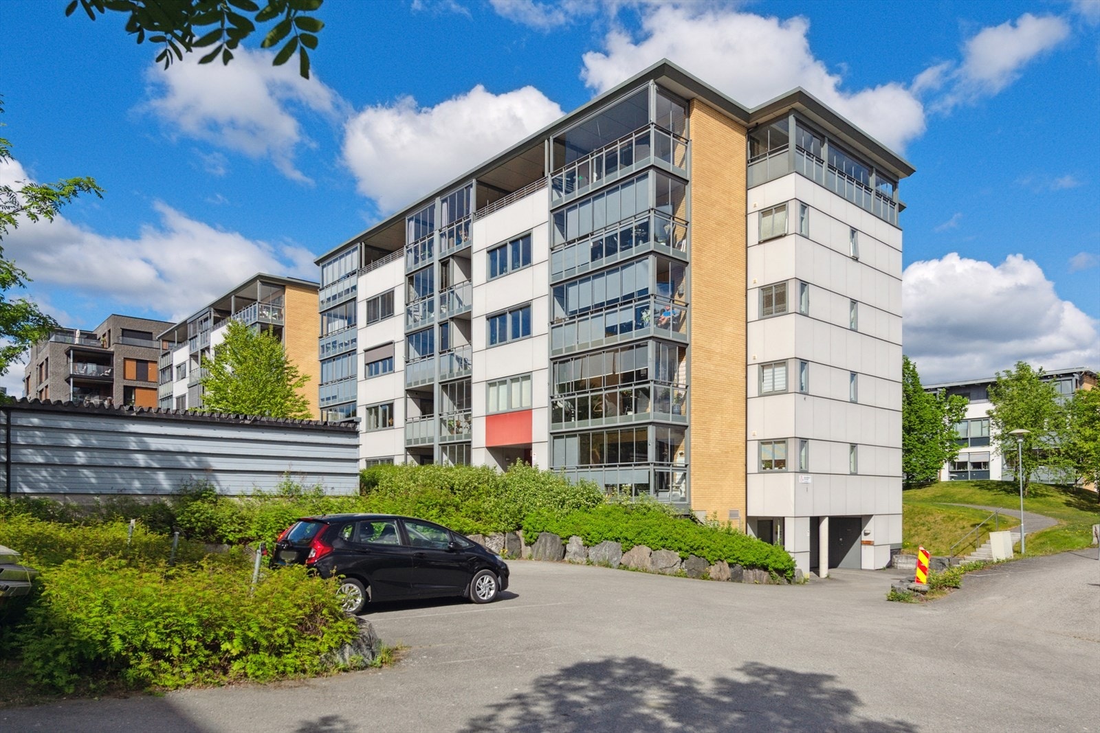 Strandgata 12 ligger nesten midt i Gjøvik sentrum, her har du nærhet til alt du måtte trenge i hverdagen. Galleribilde