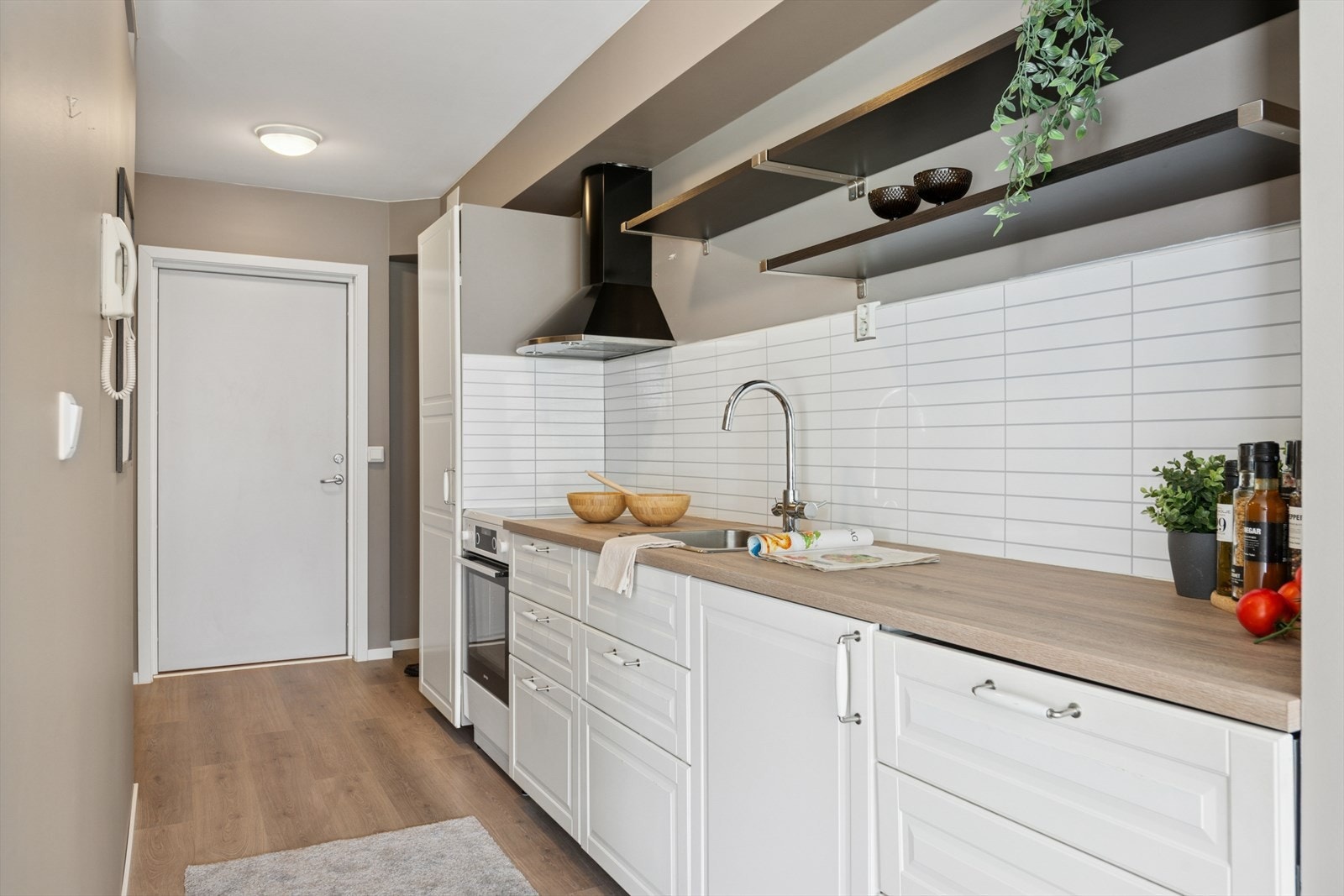 Kjøkkenet er innredet i en praktisk form. Galleribilde