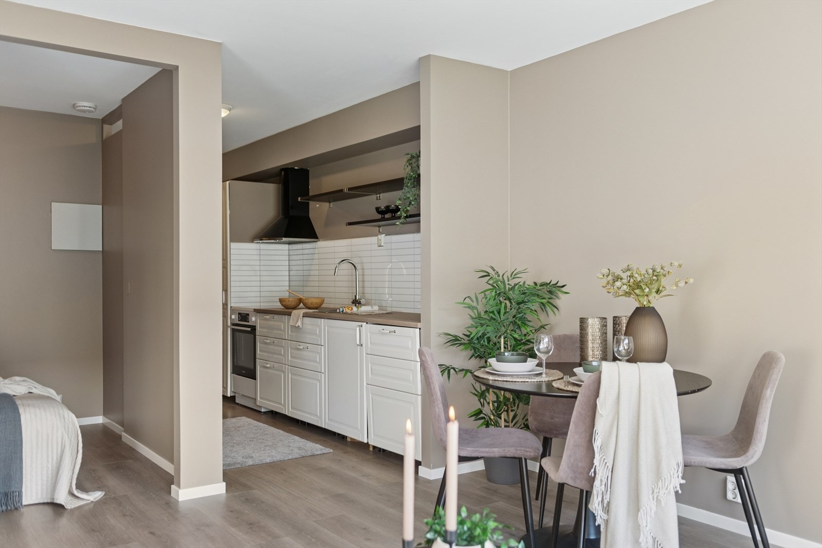 Det er åpen stue og kjøkkenløsning som gjør rommet mer sosialt. Galleribilde