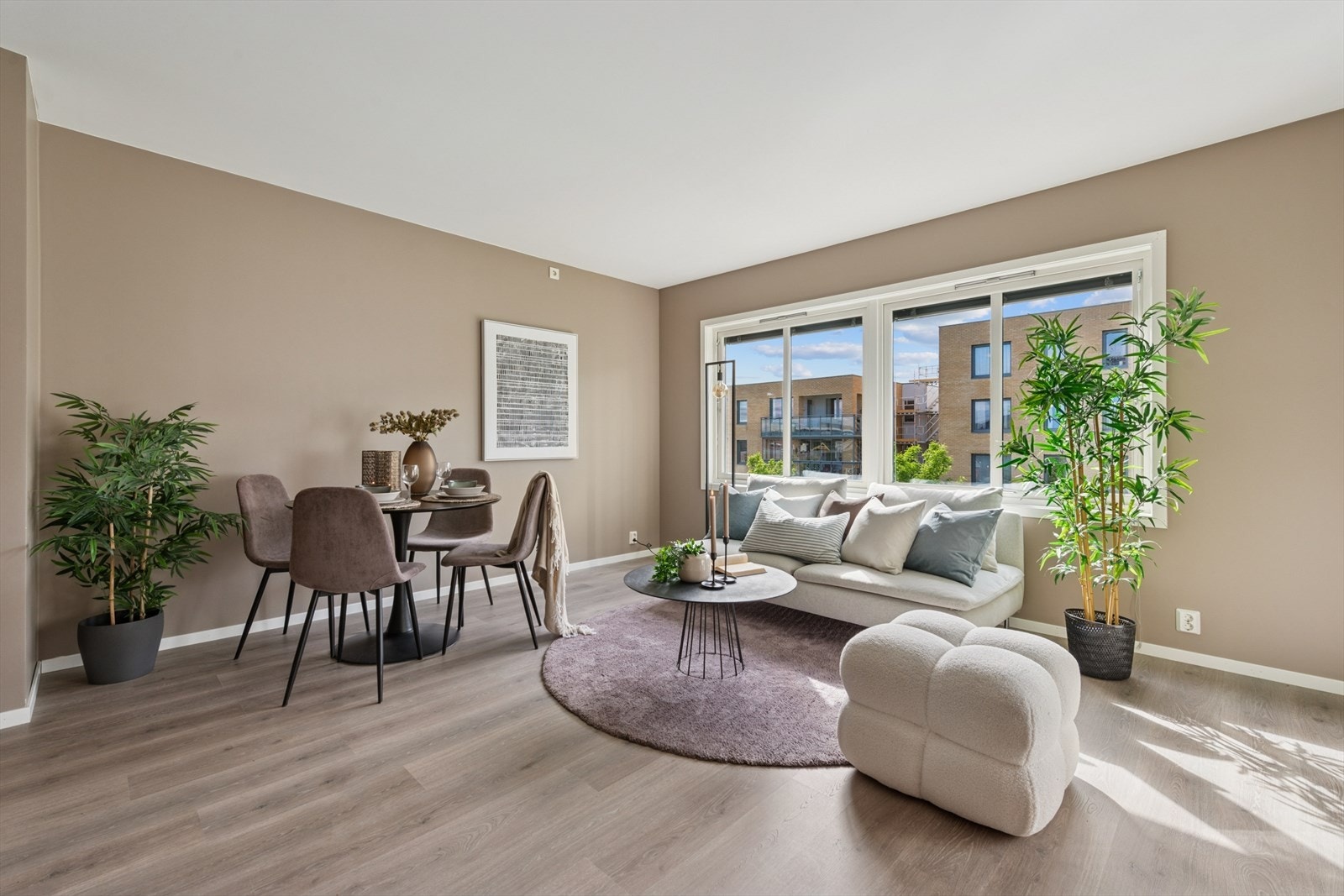 Her er flere store vindusflater som slipper inn mye naturlig lys og skaper en god atmosfære i rommet. Galleribilde