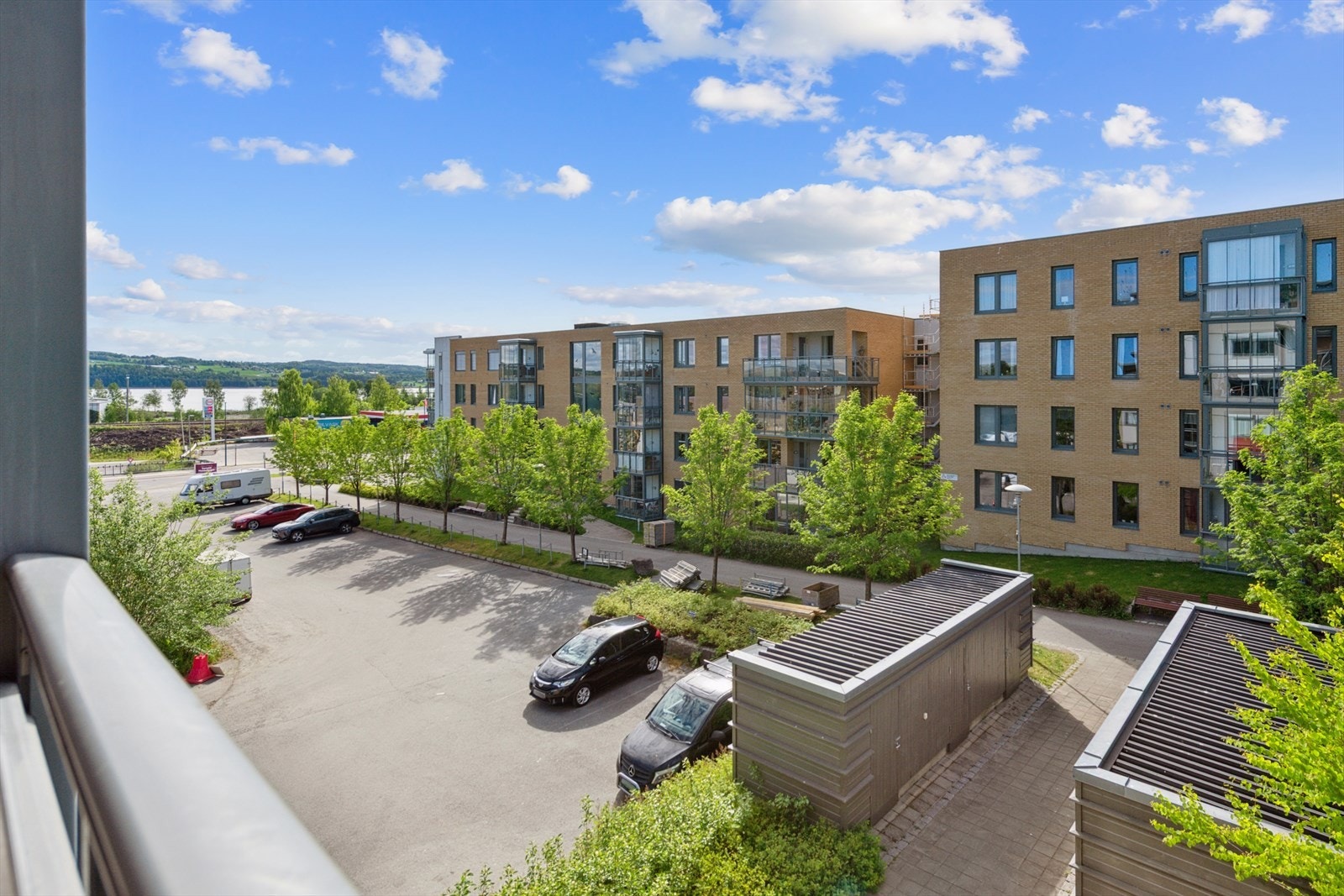 Felleseiet tomt for borettslaget som er opparbeidet med plenarealer, trær, diverse beplantning, samt asfalterte stikkveier og parkeringarealer. Galleribilde