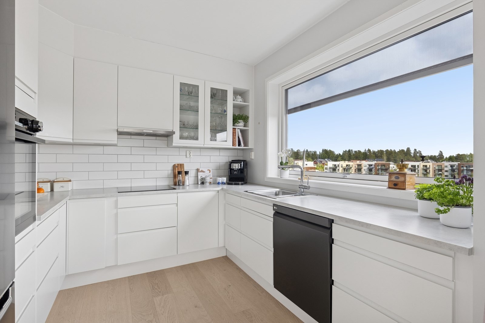 Vinduet på kjøkkenet er også utstyrt med utvendig sunscreen! Galleribilde