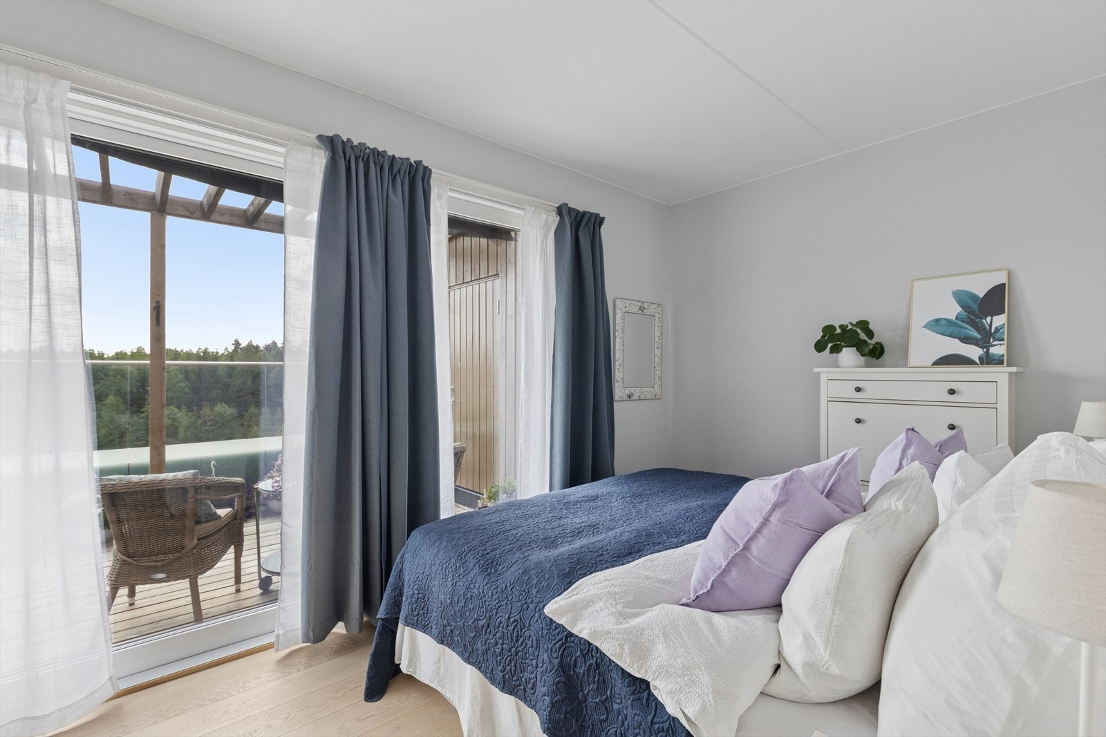 Det er utgang til terrassen fra dette soverommet, samt god plass til kommode og garderobeskap i rommet Galleribilde