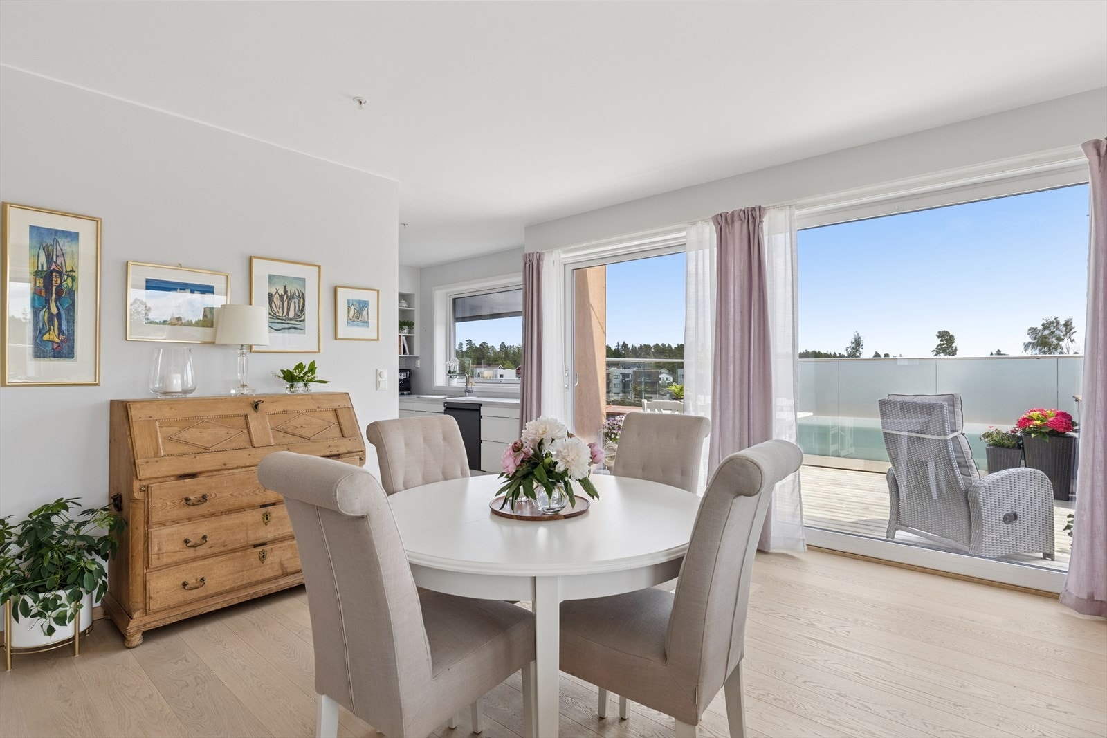 Det er utgang til den flotte terrassen fra stuen Galleribilde