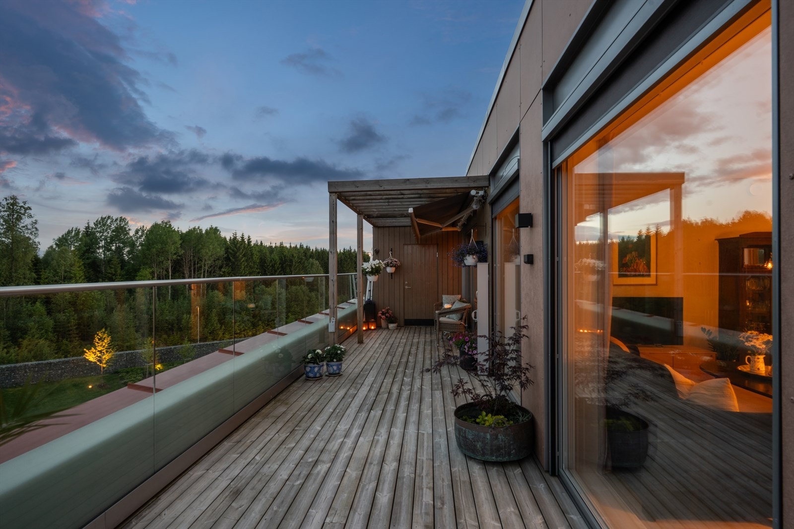 Den gode størrelsen på terrassen gir mulighet for mange fine og forskjellige soner Galleribilde