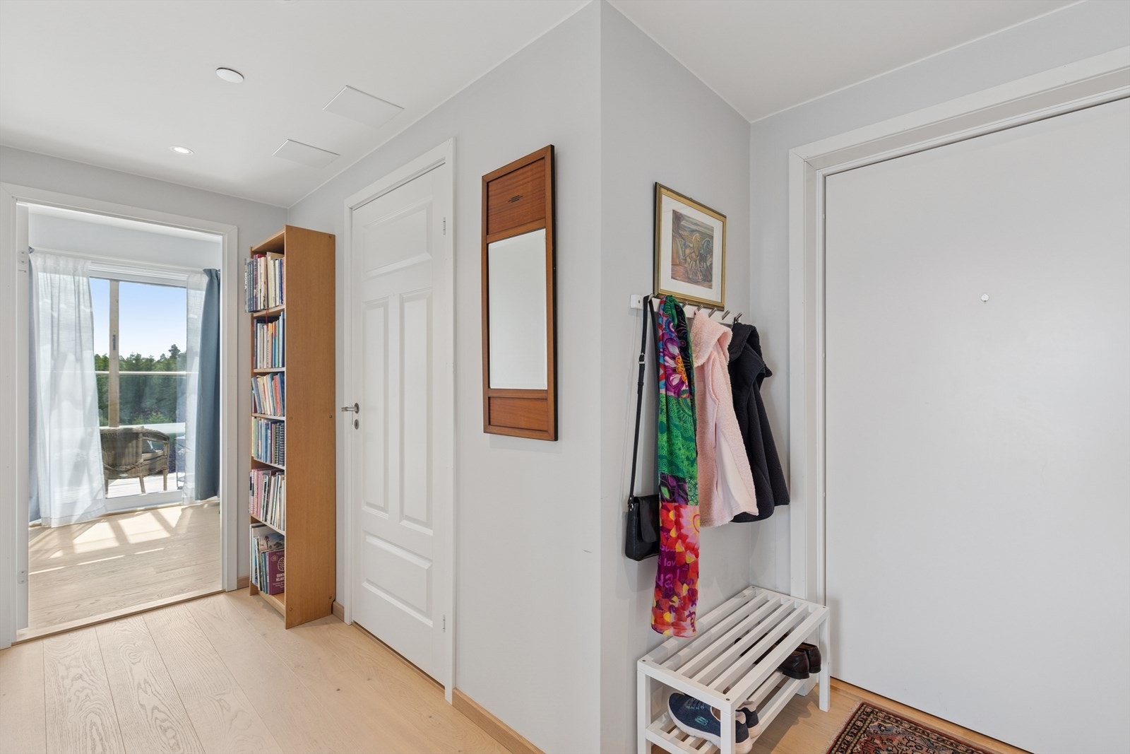 Entré er av god størrelse med plass til yttertøy, sko og kommode. Det er også montert en romslig skyvedørsgarderobe for god oppbevaringsplass Galleribilde