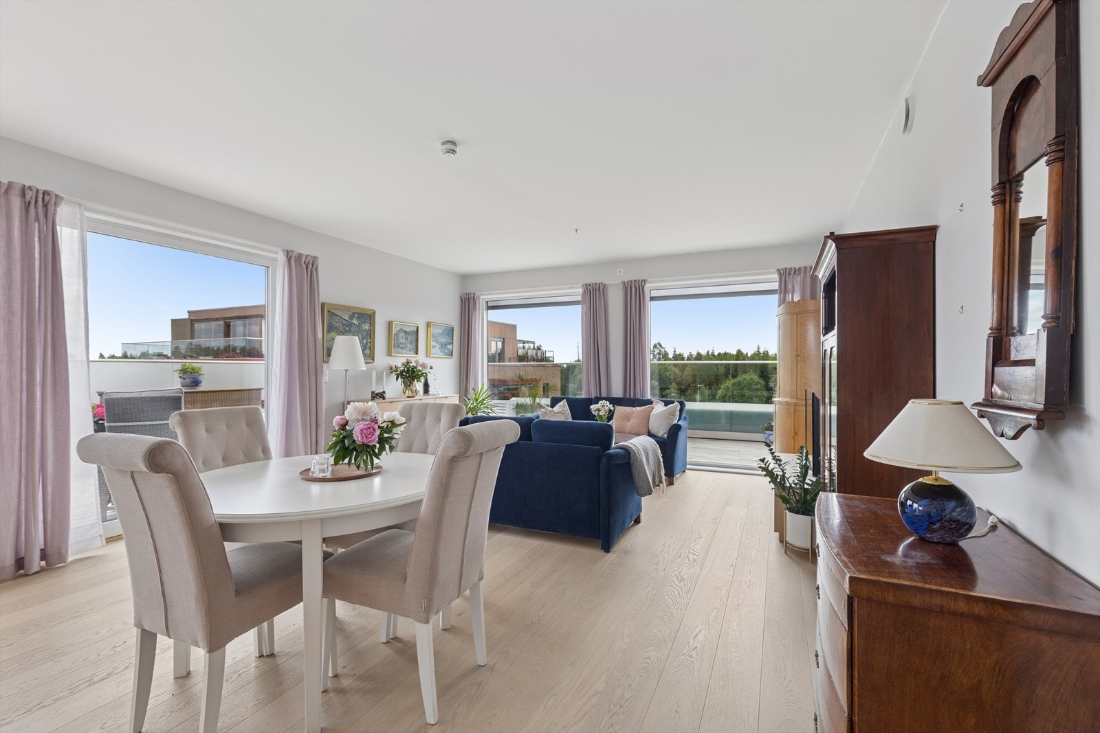 Stor stue som har store vindusflater som slipper inn godt med naturlig lys Galleribilde