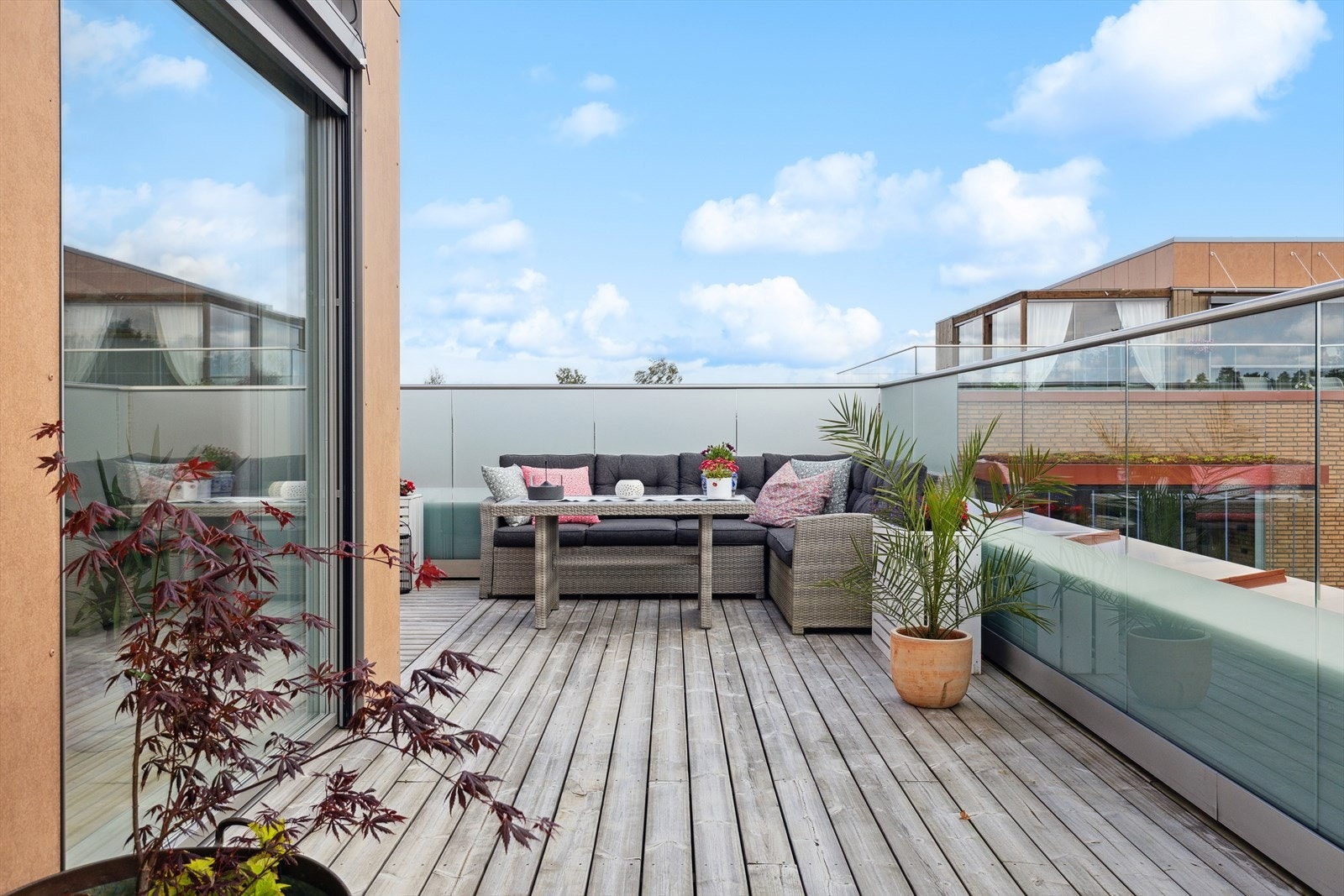 Det er montert rekkverk av herdet glass, hvor glasset er helt eller delvis frostet Galleribilde