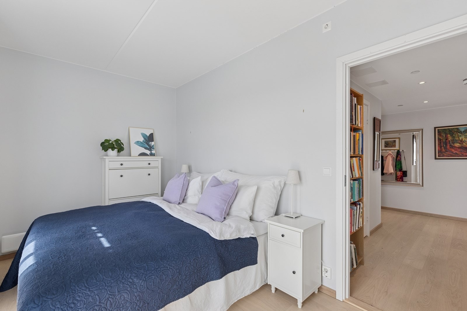 Soverom 1 er av fin størrelse med plass til dobbeltseng og nattbord Galleribilde