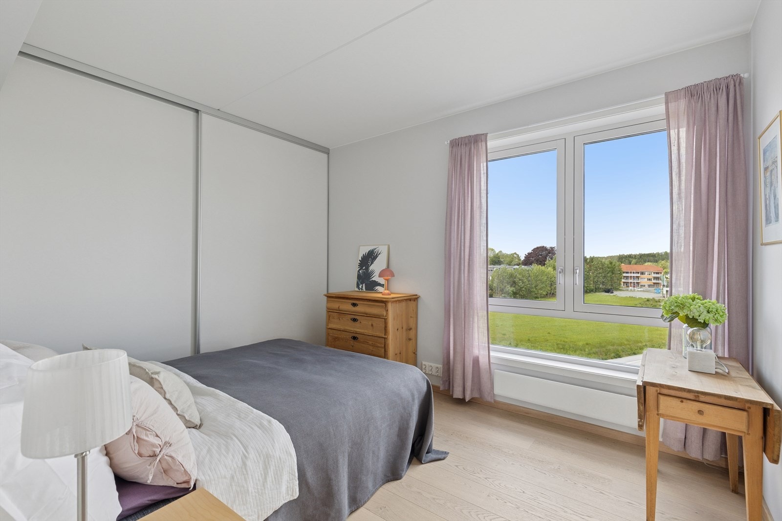 Soverom 2 er også av en god størrelse. Her er det montert en stor skyvedørsgarderobe for god oppbevaringsplass Galleribilde