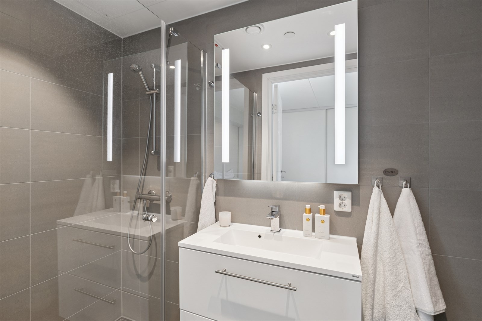 Lekkert flislagt bad med adkomst fra soverom 2 Galleribilde