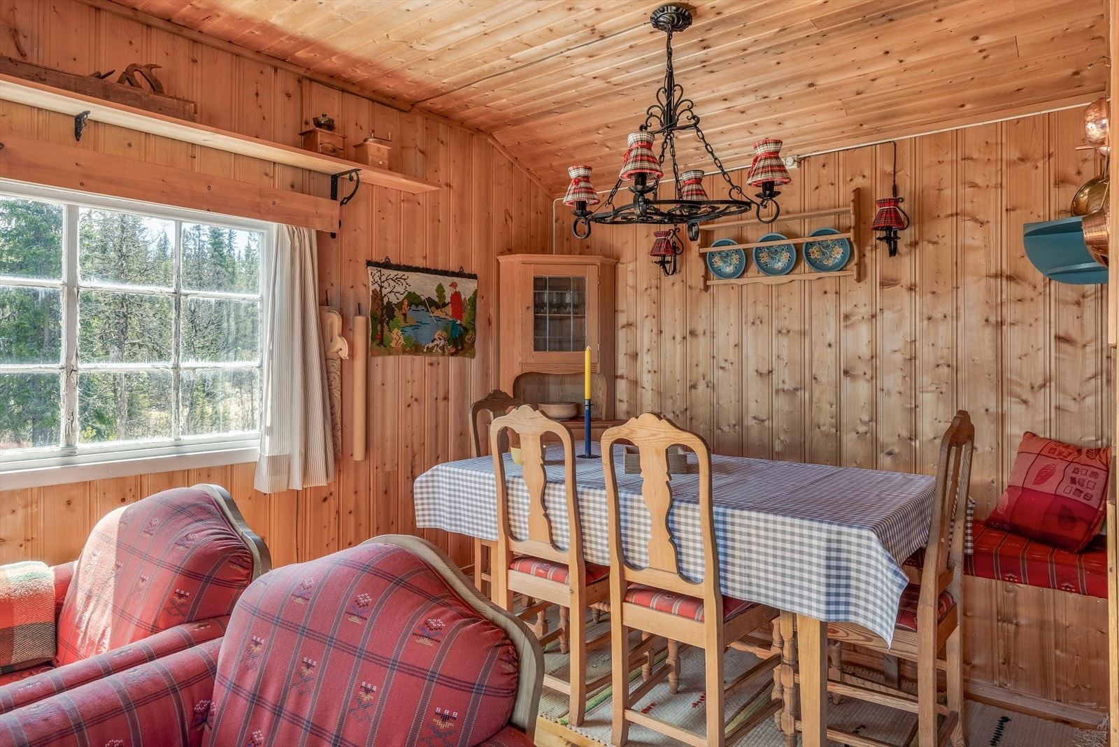 I tillegg til sofagruppe er det god plass til spisemøbler. Galleribilde