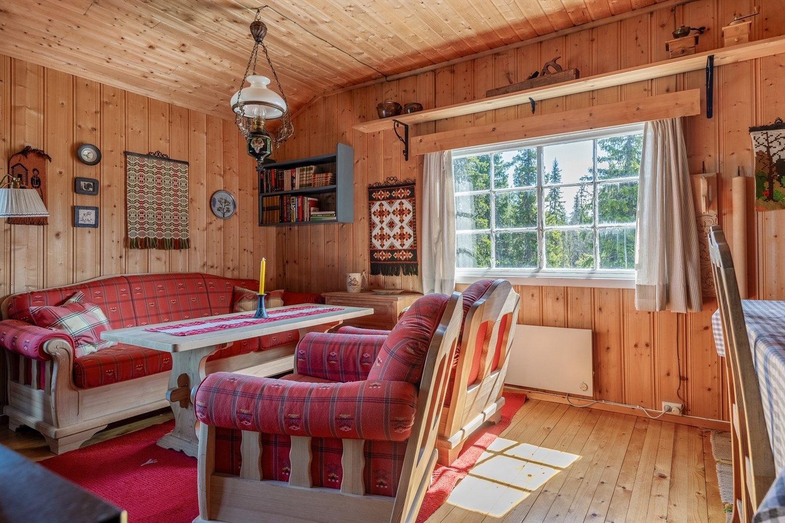 Store vinduer gir rikelig med naturlig lys. Galleribilde