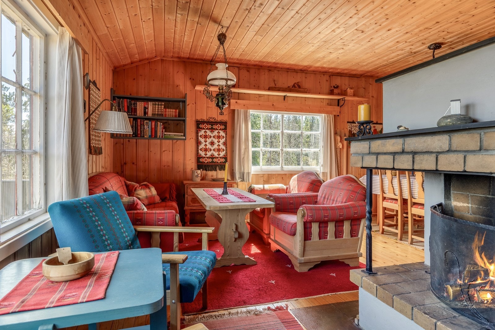 Stua er romslig med gode møbleringsalternativer. Galleribilde