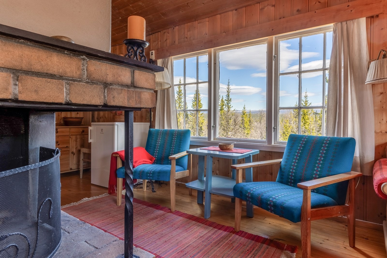 Hyggelig møblering foran peisen. Galleribilde