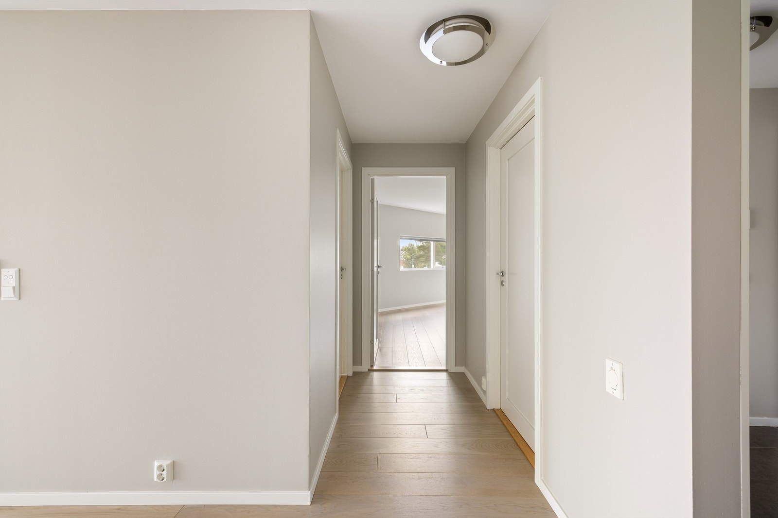 Leilighetens to soverom er samlet omkring gangen og oppleves av den grunn som distansert fra romløsningens sosiale sone. Galleribilde