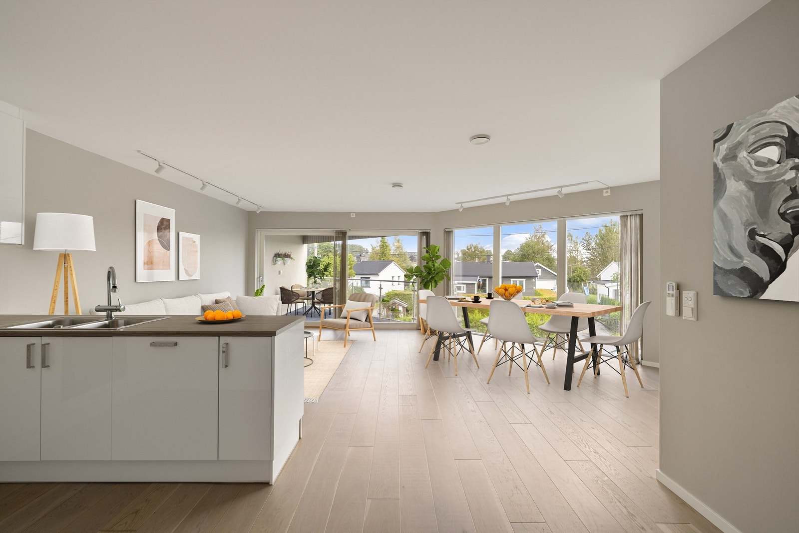 På den åpne og romslige gulvflaten rundt kjøkkenet er det god plass til både sofagruppe og et langstrakt spisebord. Galleribilde